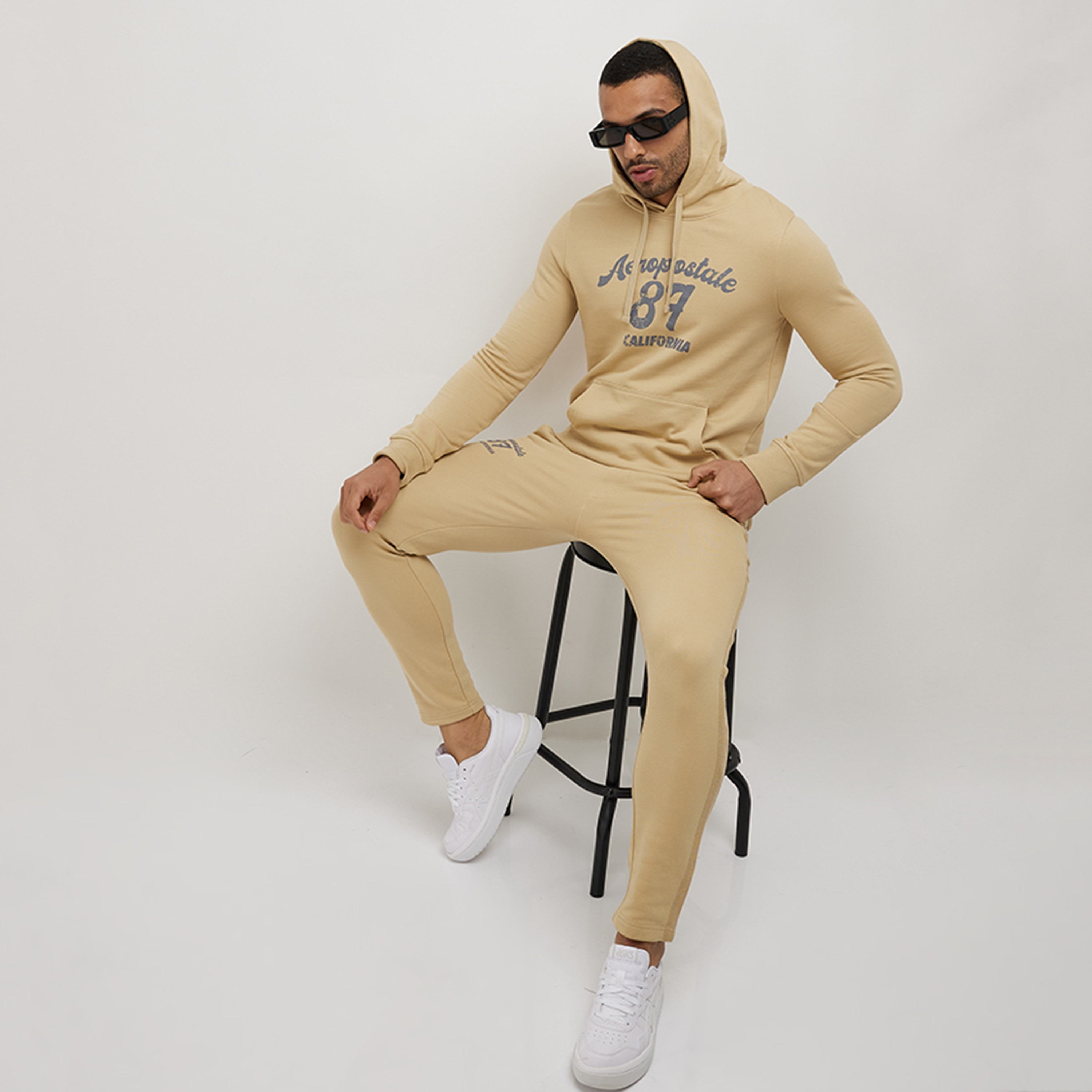 هودي رجالي بأكمام طويلة وجيب كنغر مطبوع عليه شعار من أيروبوستال-men-winterwear-hoodiesandsweatshirts-image-2