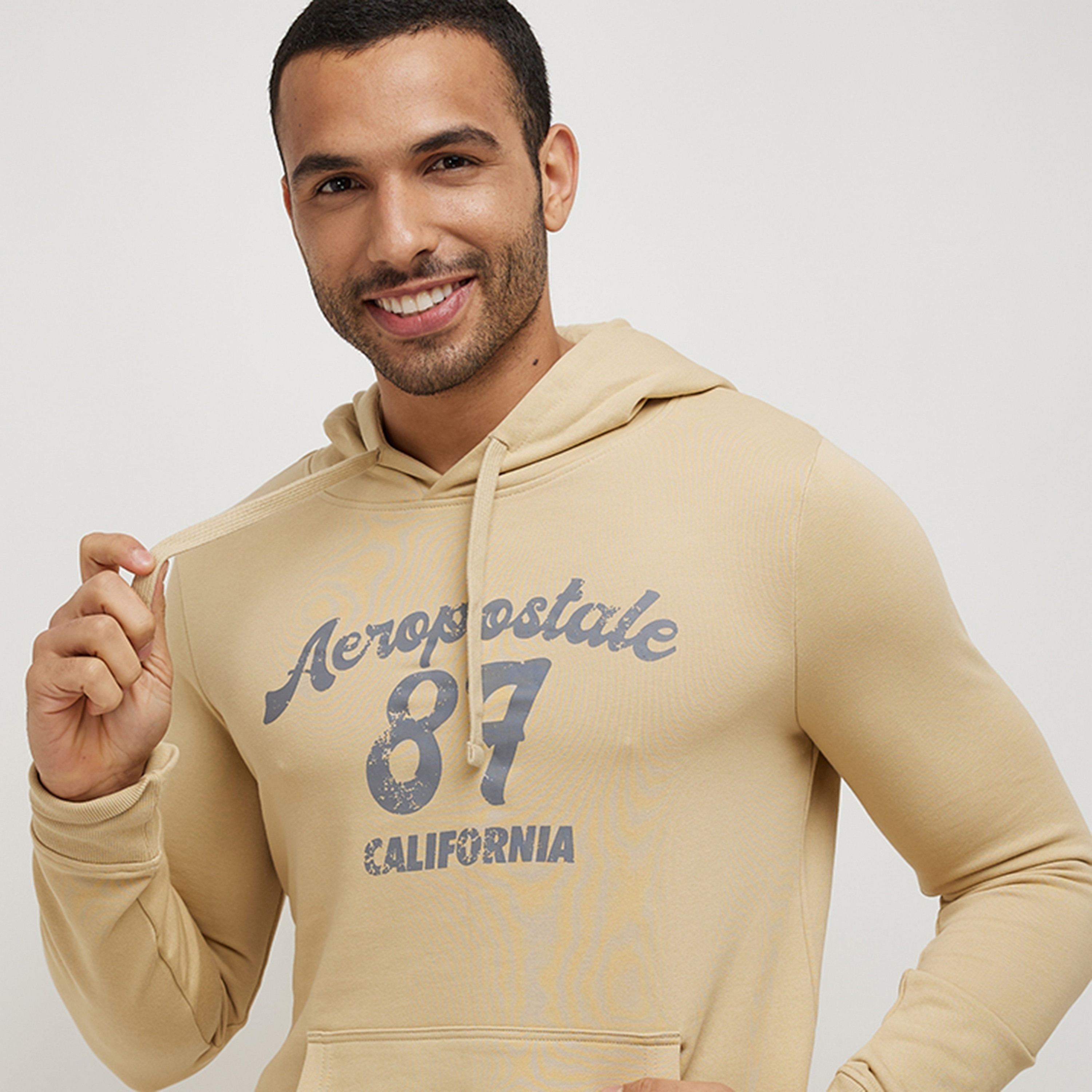 هودي رجالي بأكمام طويلة وجيب كنغر مطبوع عليه شعار من أيروبوستال-men-winterwear-hoodiesandsweatshirts-image-3