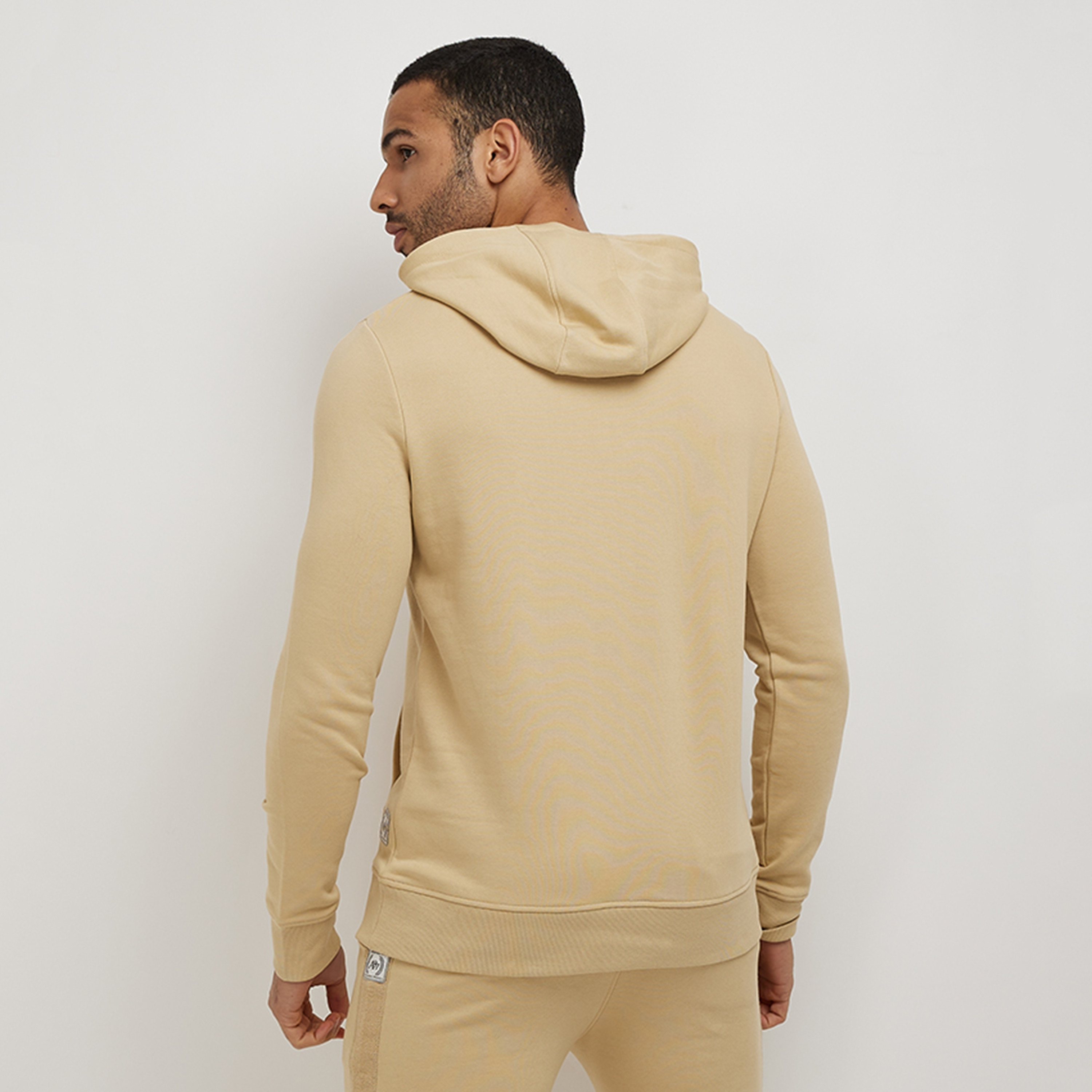 هودي رجالي بأكمام طويلة وجيب كنغر مطبوع عليه شعار من أيروبوستال-men-winterwear-hoodiesandsweatshirts-image-4