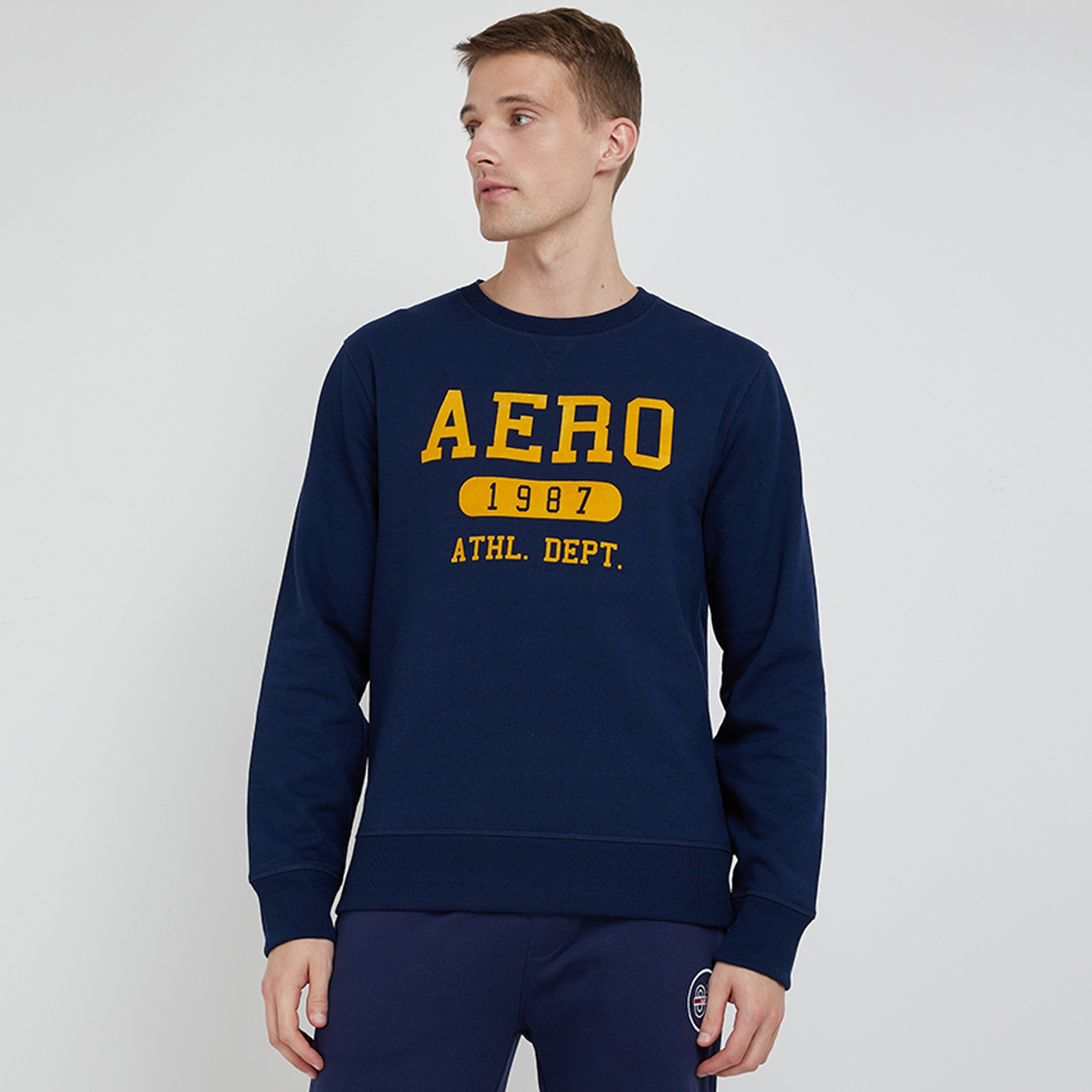 سويت شيرت رجالي بأكمام طويلة وياقة دائرية وطبعة شعار من أيروبوستال-men-winterwear-hoodiesandsweatshirts-image-1