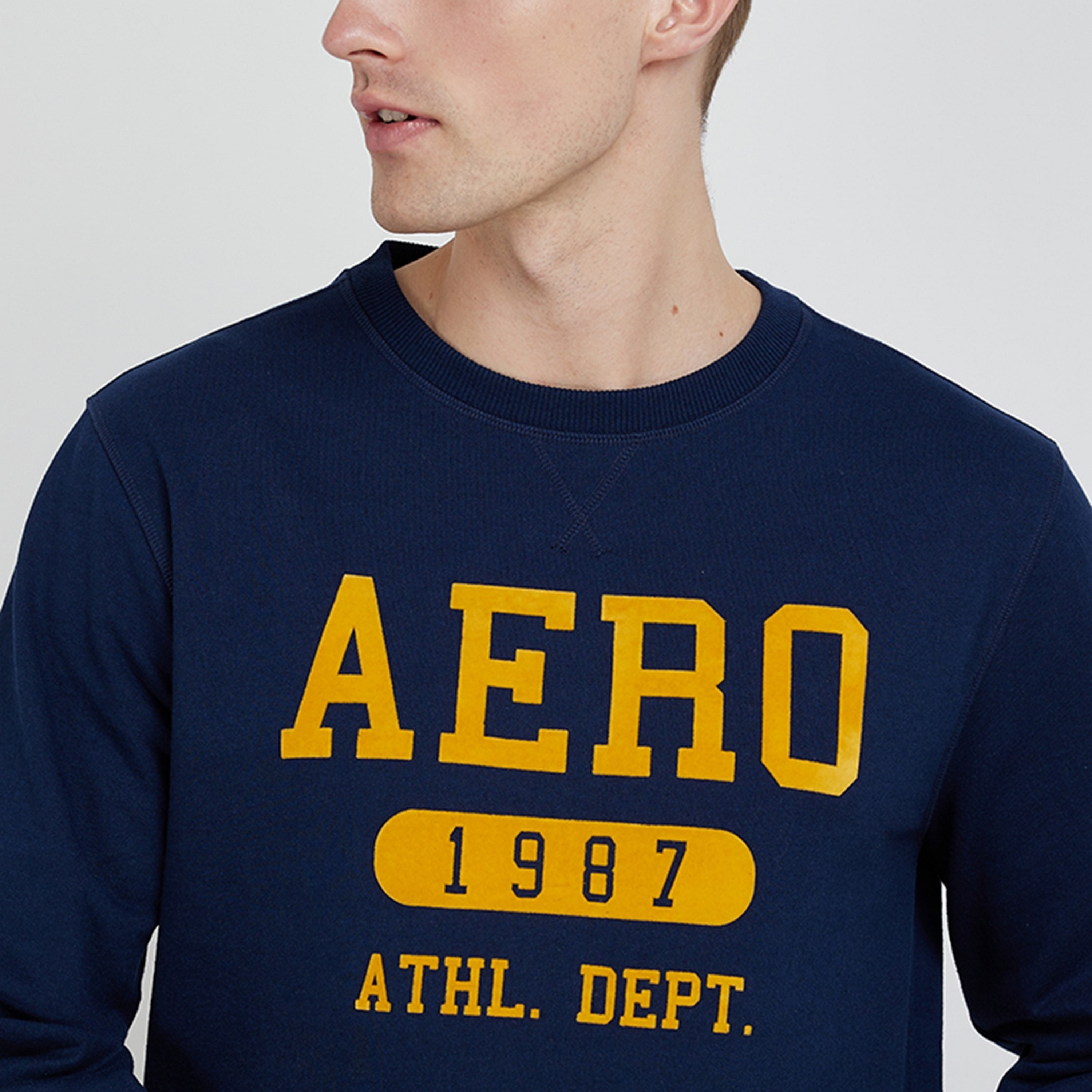 سويت شيرت رجالي بأكمام طويلة وياقة دائرية وطبعة شعار من أيروبوستال-men-winterwear-hoodiesandsweatshirts-image-3