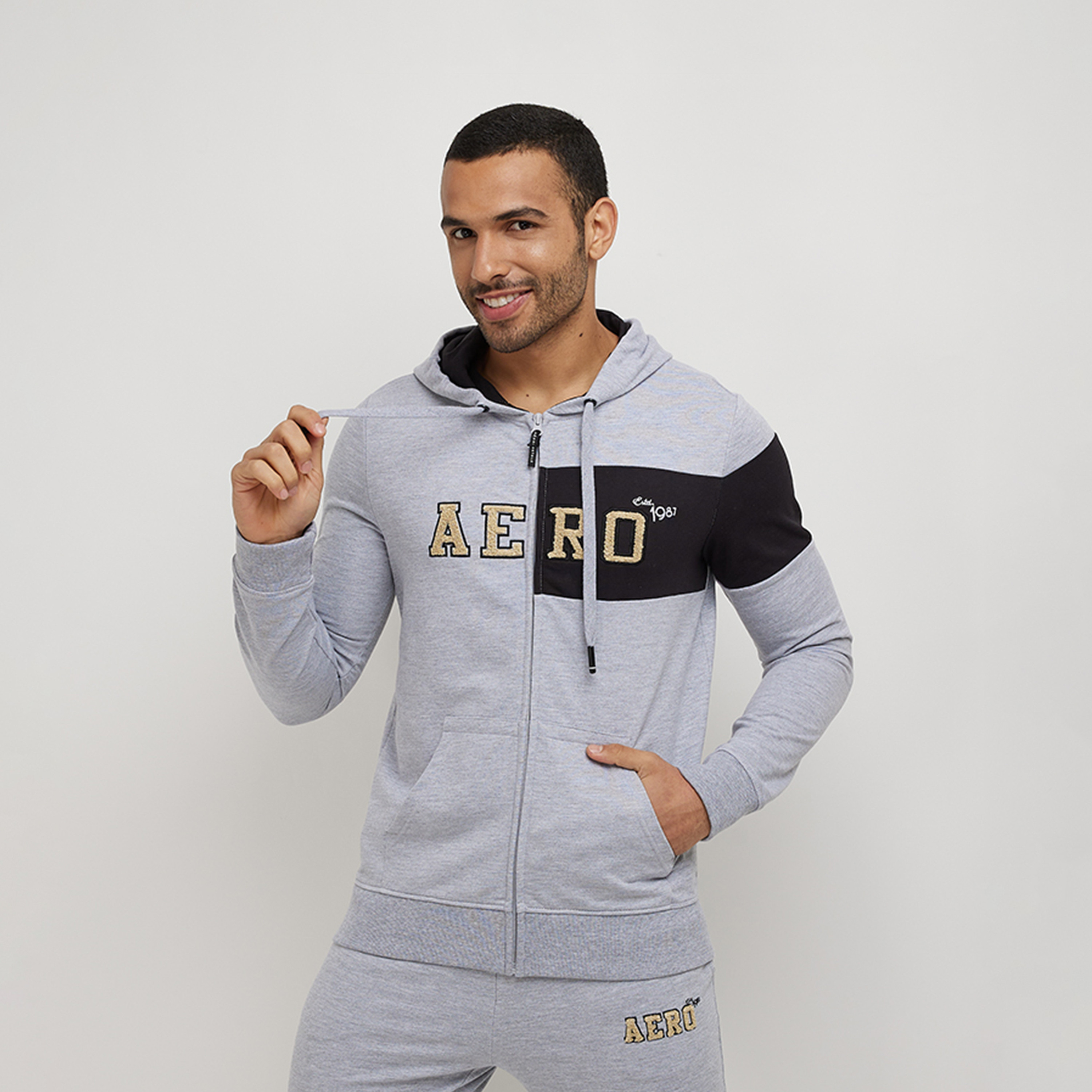 ايروبوستيل- بلوزة بسحاب وأكمام طويلة وشعار للرجال مع جيب أمامي-men-winterwear-hoodiesandsweatshirts-image-1