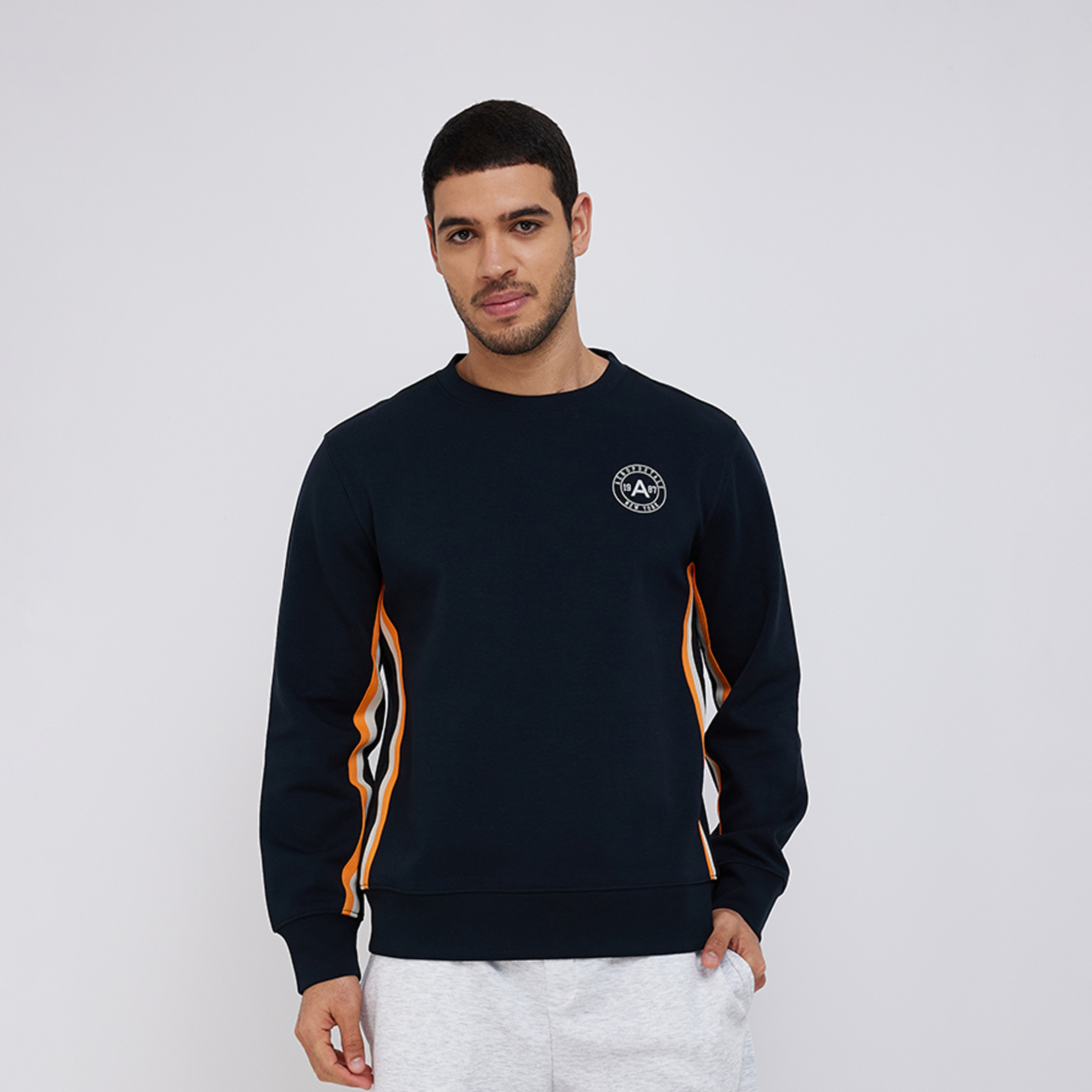 ايروبوستيل- سويت شيرت رجالي مطبوع وأكمام طويلة وياقة دائرية بتصميم شريط جانبي-men-clothing-hoodiesandsweatshirts-image-1