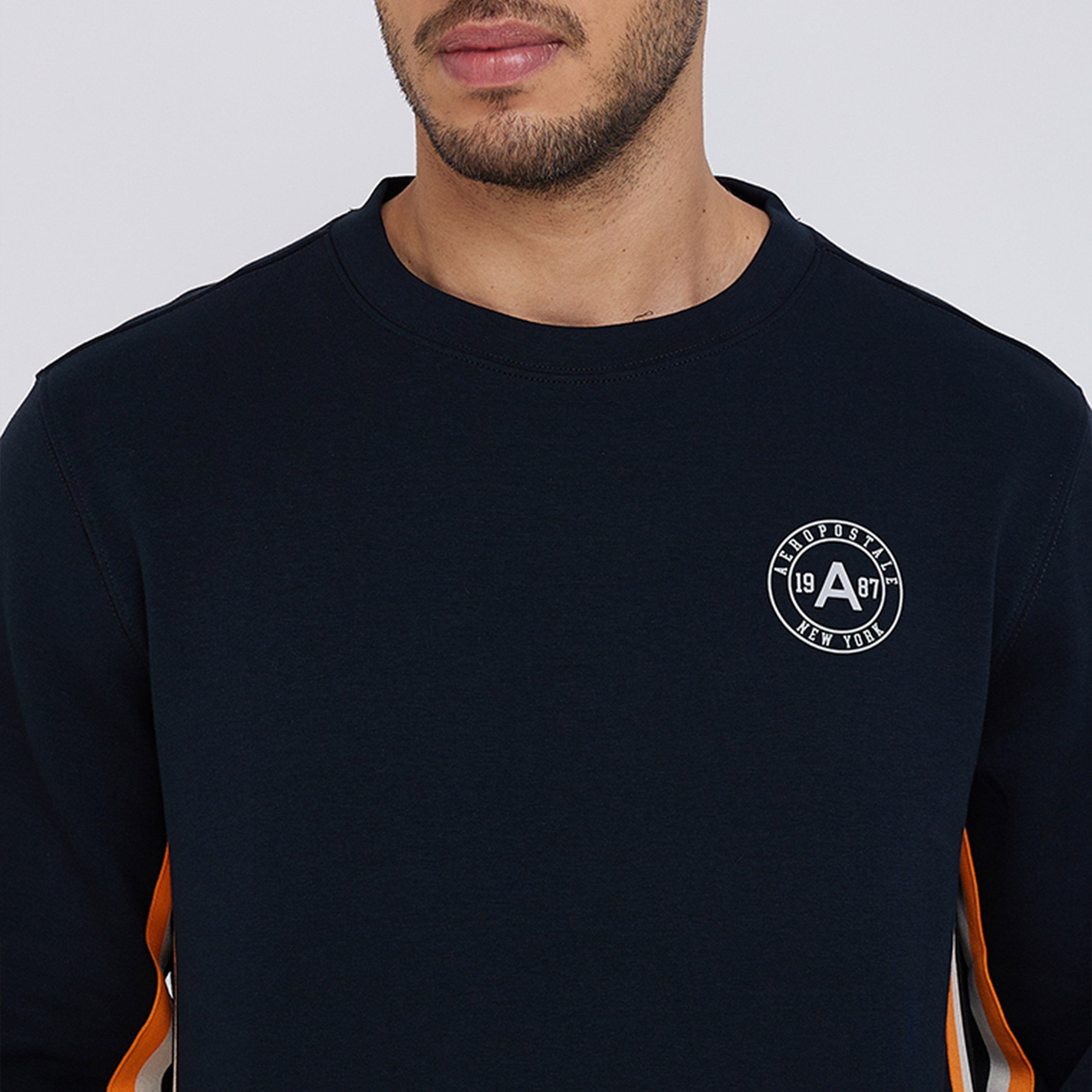 ايروبوستيل- سويت شيرت رجالي مطبوع وأكمام طويلة وياقة دائرية بتصميم شريط جانبي-men-clothing-hoodiesandsweatshirts-image-3
