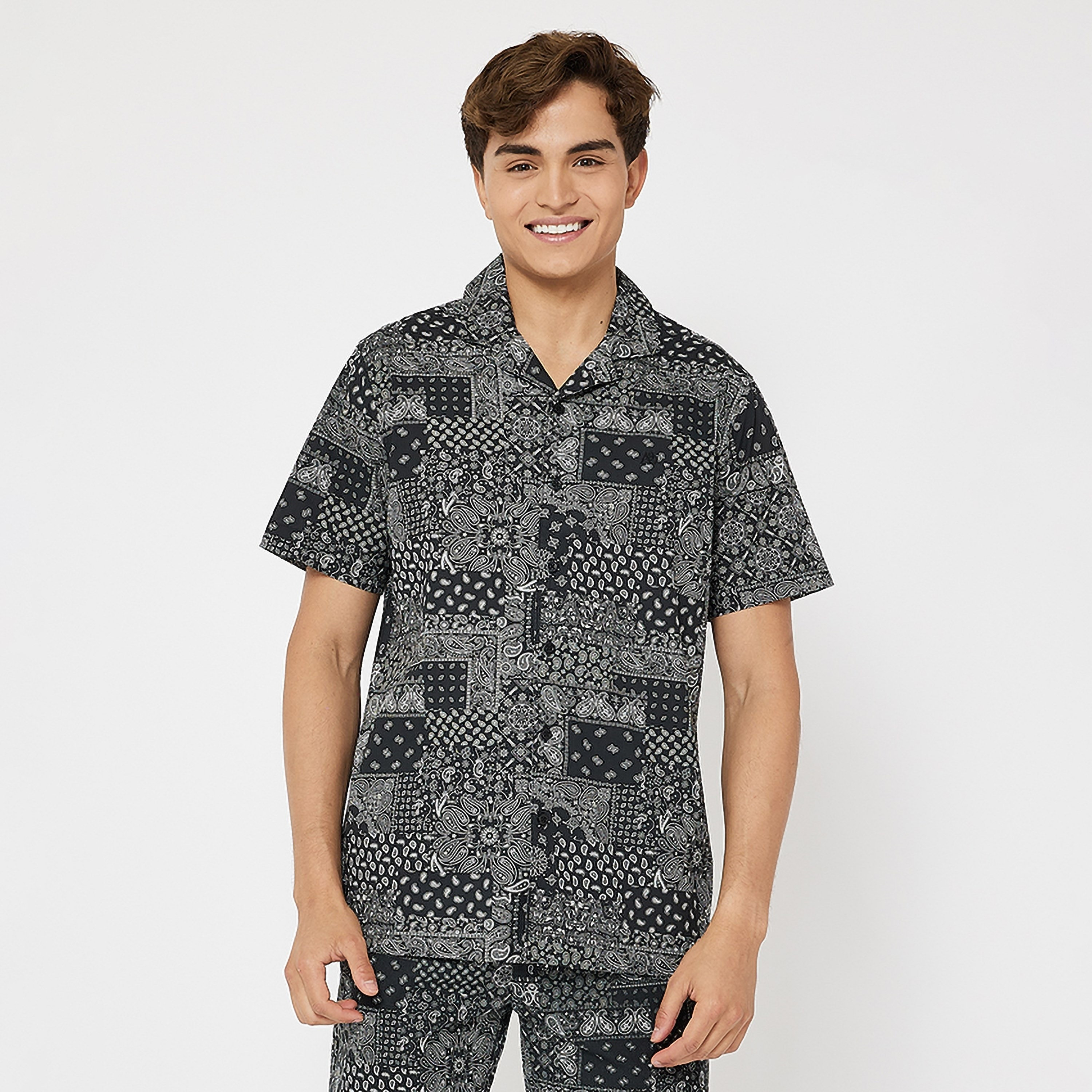 قميص جيومتريك ريزورت بأكمام قصيرة للرجال من أيروبوستال-men-clothing-shirts-image-5