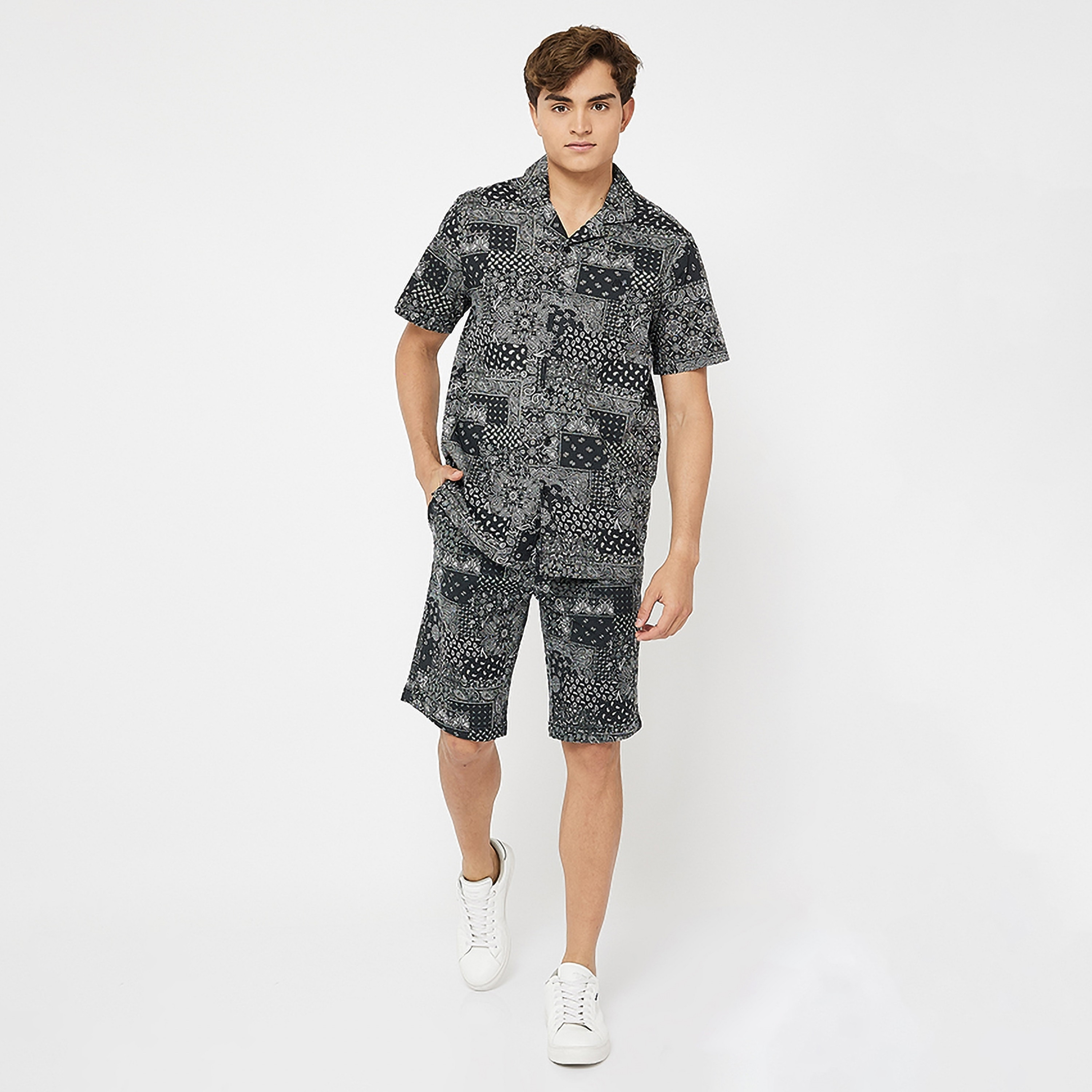 قميص جيومتريك ريزورت بأكمام قصيرة للرجال من أيروبوستال-men-clothing-shirts-image-6