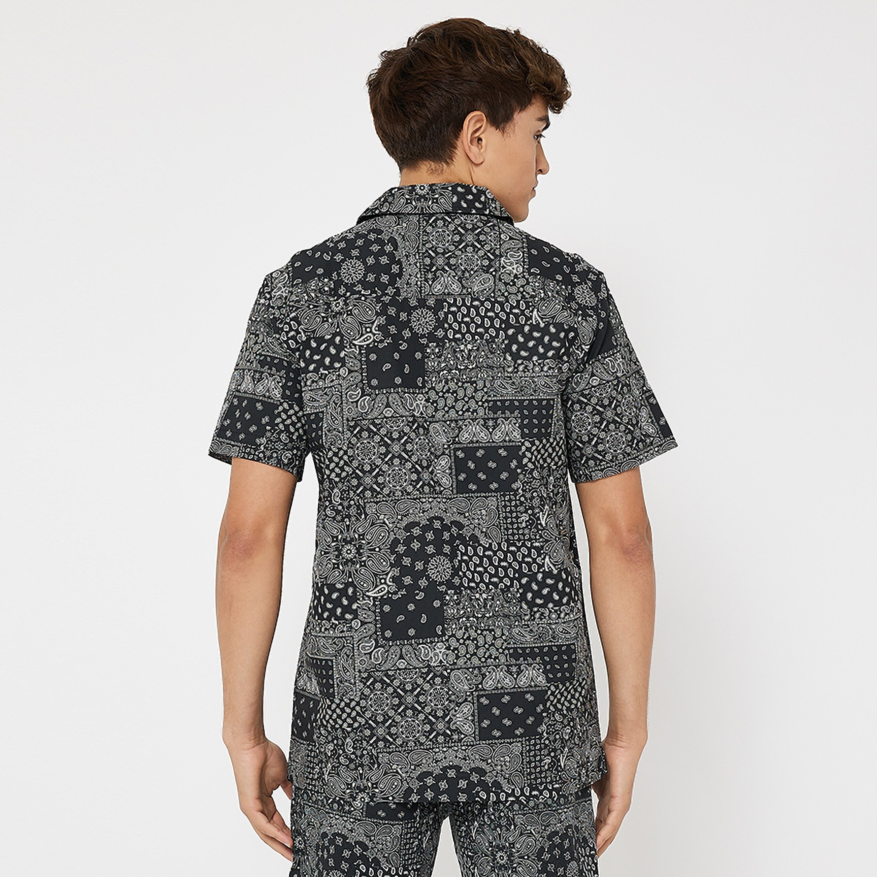قميص جيومتريك ريزورت بأكمام قصيرة للرجال من أيروبوستال-men-clothing-shirts-image-8