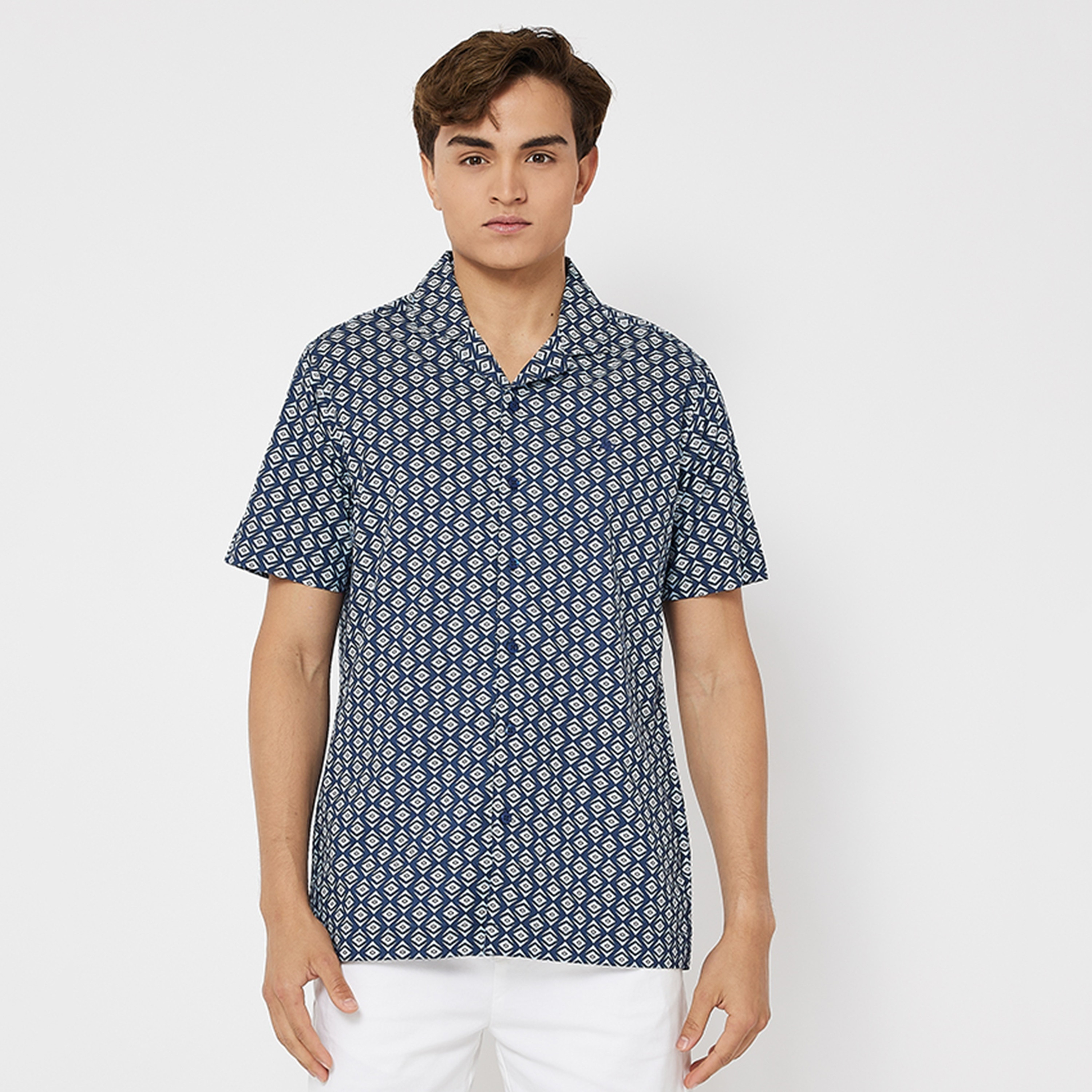 قميص جيومتريك ريزورت بأكمام قصيرة للرجال من أيروبوستال-men-clothing-shirts-image-1