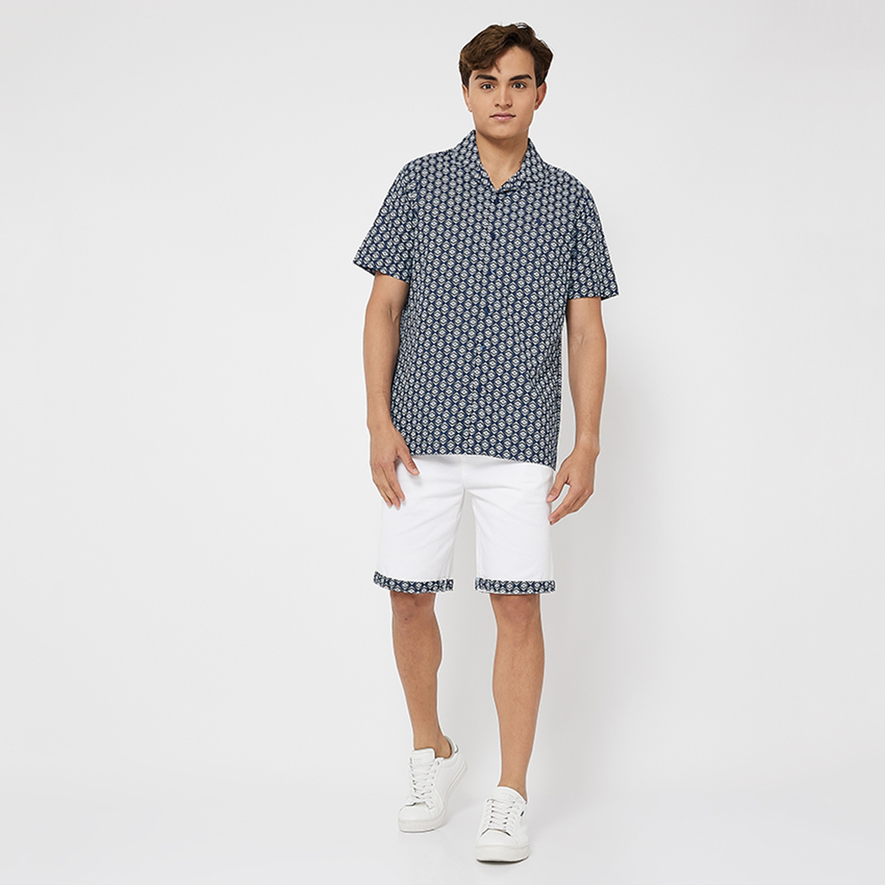 قميص جيومتريك ريزورت بأكمام قصيرة للرجال من أيروبوستال-men-clothing-shirts-image-2