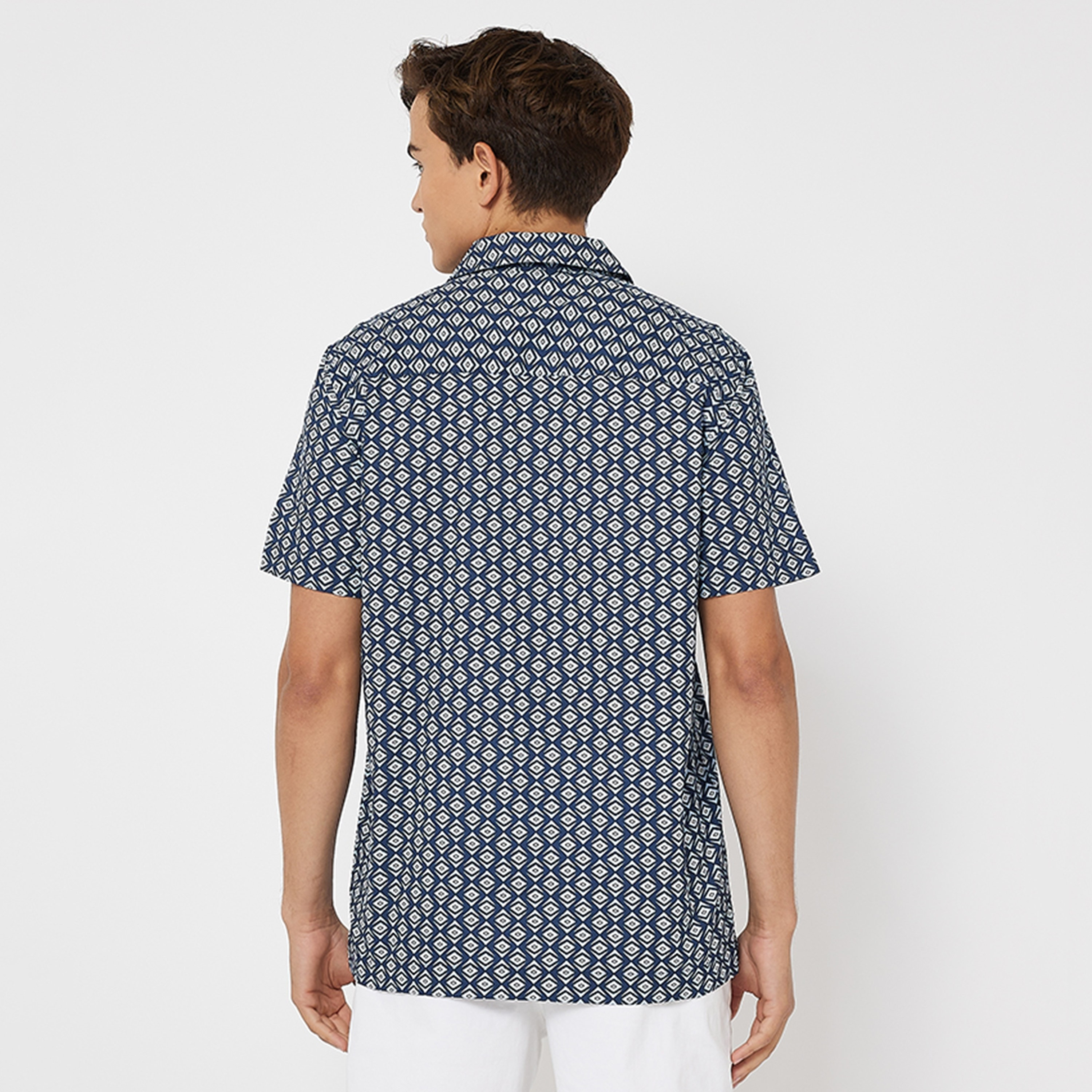 قميص جيومتريك ريزورت بأكمام قصيرة للرجال من أيروبوستال-men-clothing-shirts-image-4