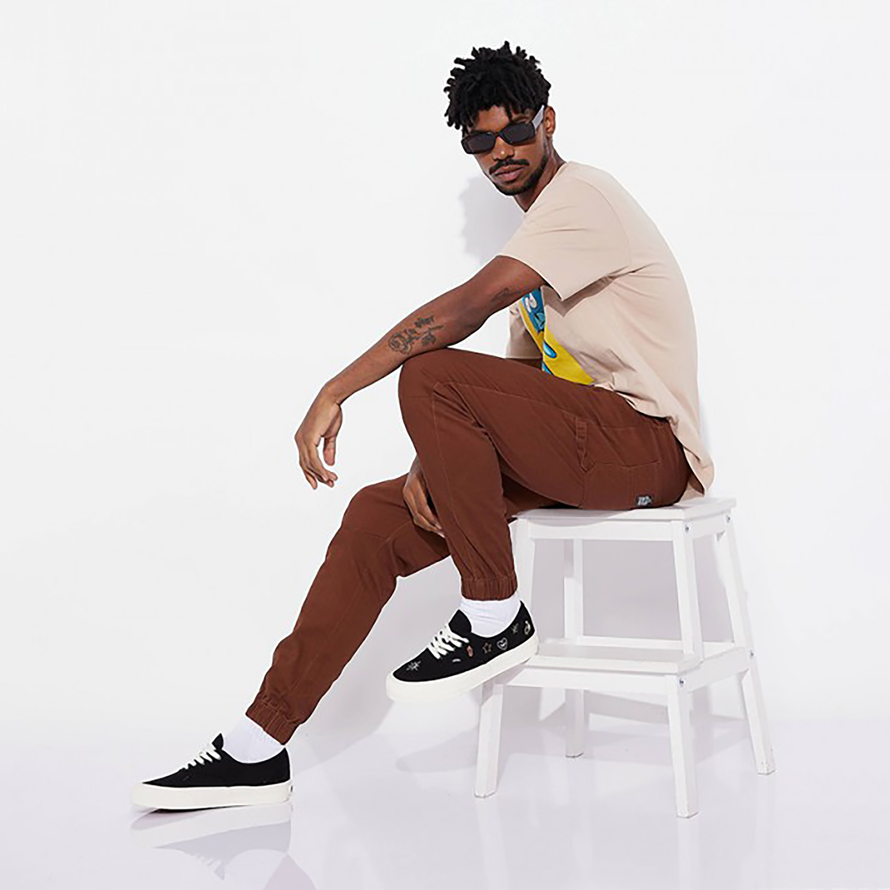 جوغرز عادي متوسط الارتفاع مع زر للإغلاق من ايروبوستال-men-clothing-bottoms-joggers-image-10