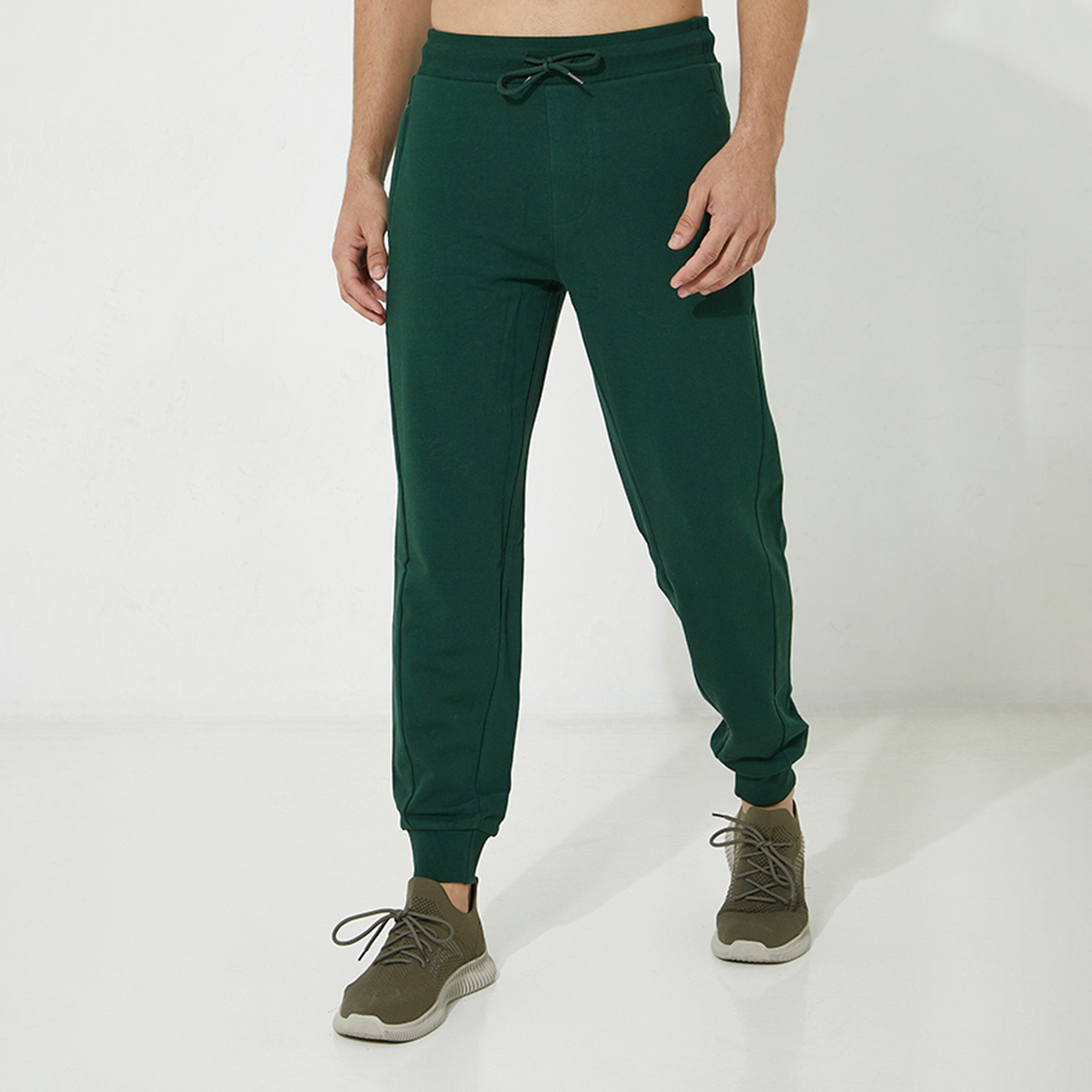 بنطال ركض رجالي بخصر متوسط ورباط وطبعة شعار من أيروبوستال-men-clothing-bottoms-joggers-image-1