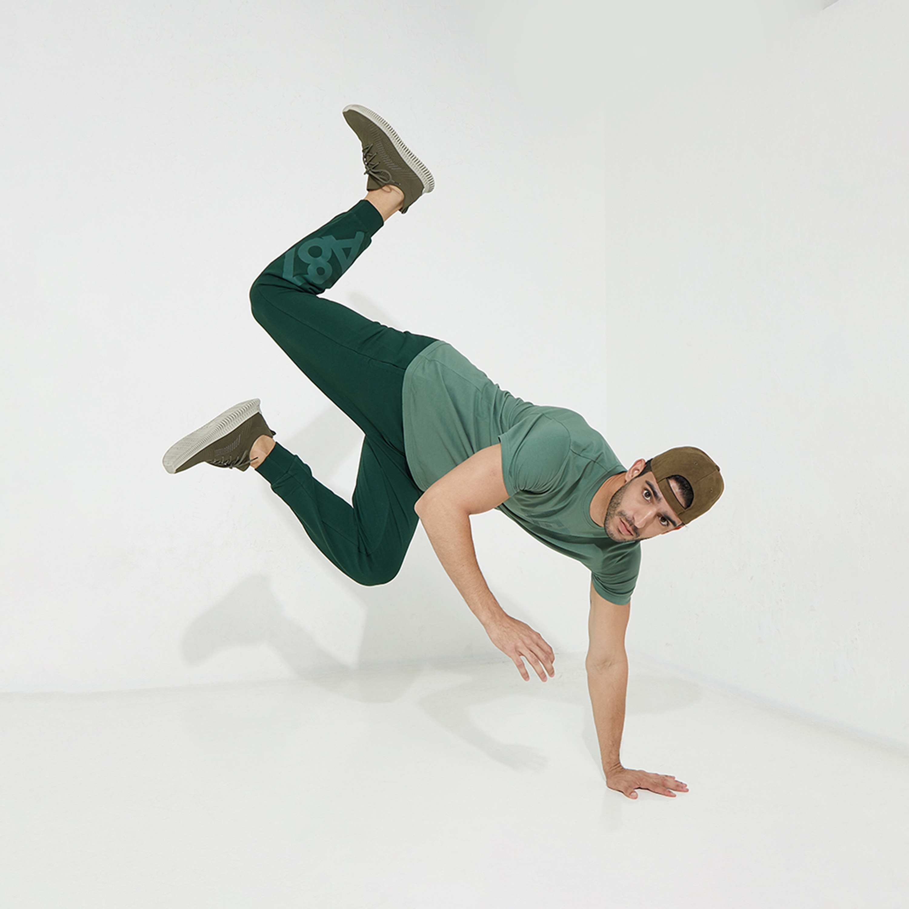 بنطال ركض رجالي بخصر متوسط ورباط وطبعة شعار من أيروبوستال-men-clothing-bottoms-joggers-image-2