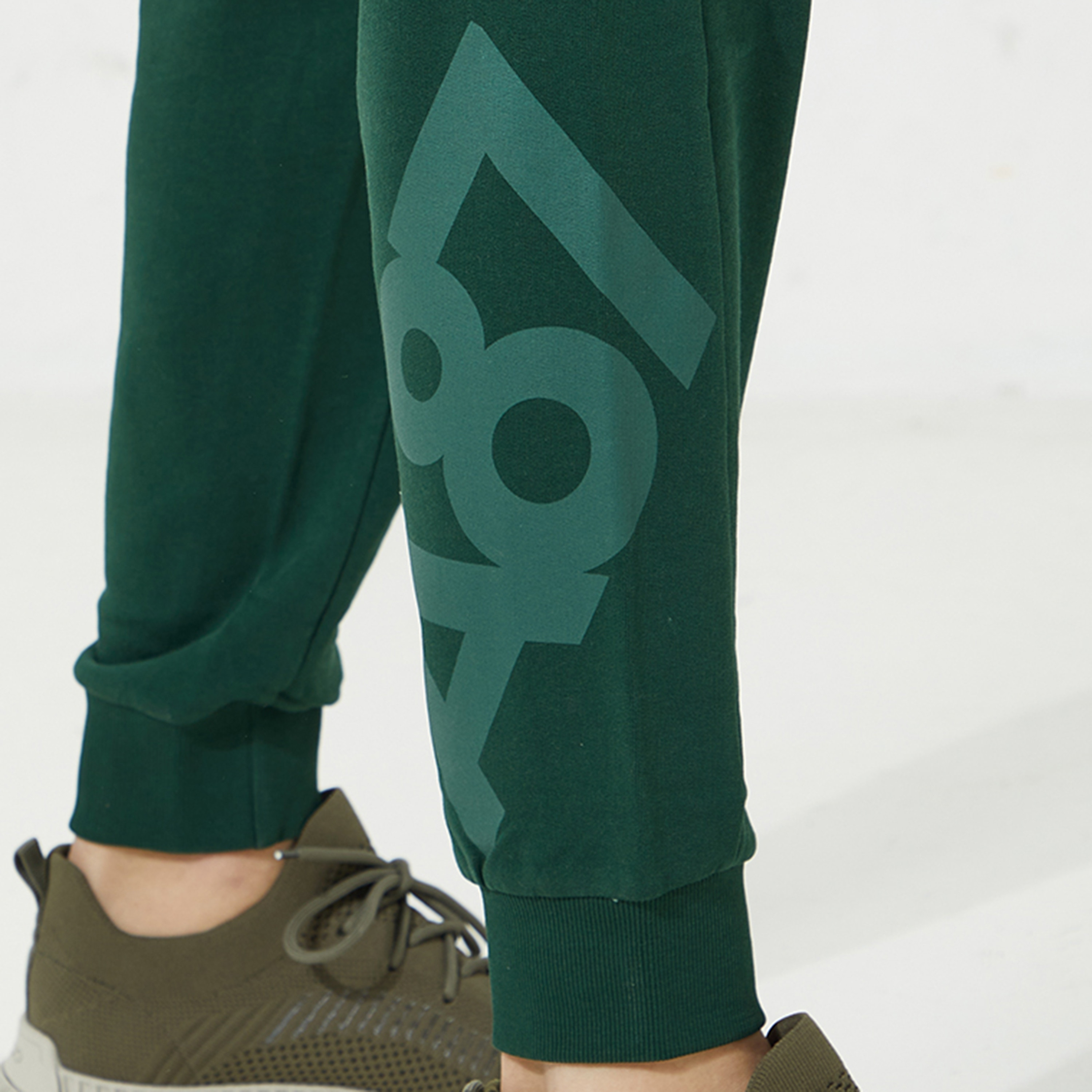 بنطال ركض رجالي بخصر متوسط ورباط وطبعة شعار من أيروبوستال-men-clothing-bottoms-joggers-image-3