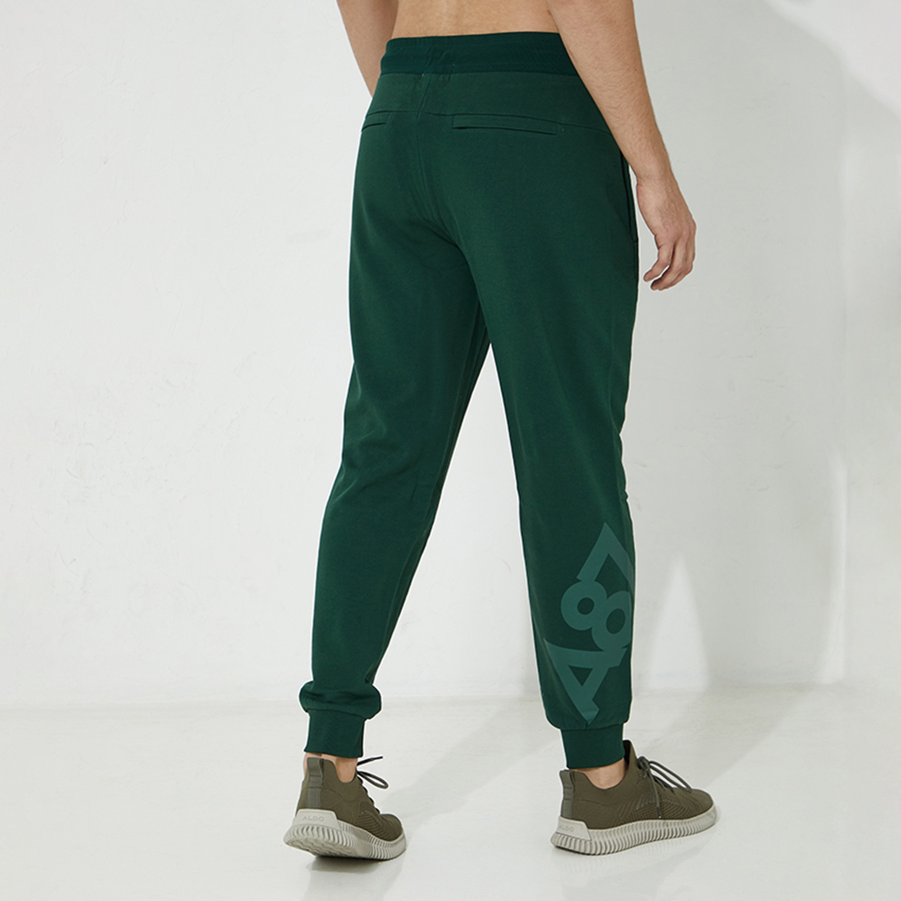 بنطال ركض رجالي بخصر متوسط ورباط وطبعة شعار من أيروبوستال-men-clothing-bottoms-joggers-image-4