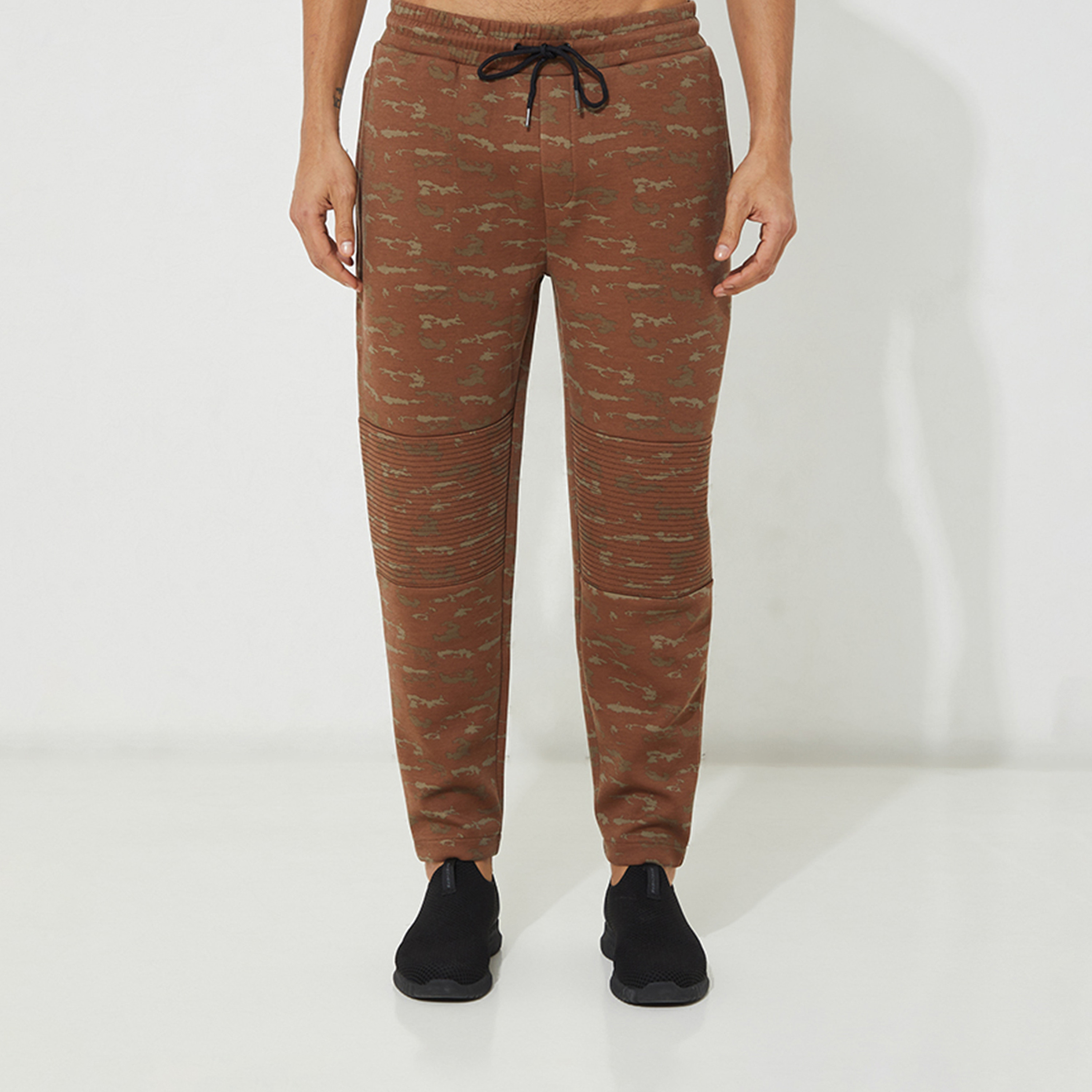ايروبوستيل- بنطلون رياضي رجالي مطبوع بخصر مرن ورباط-men-clothing-bottoms-joggers-image-1