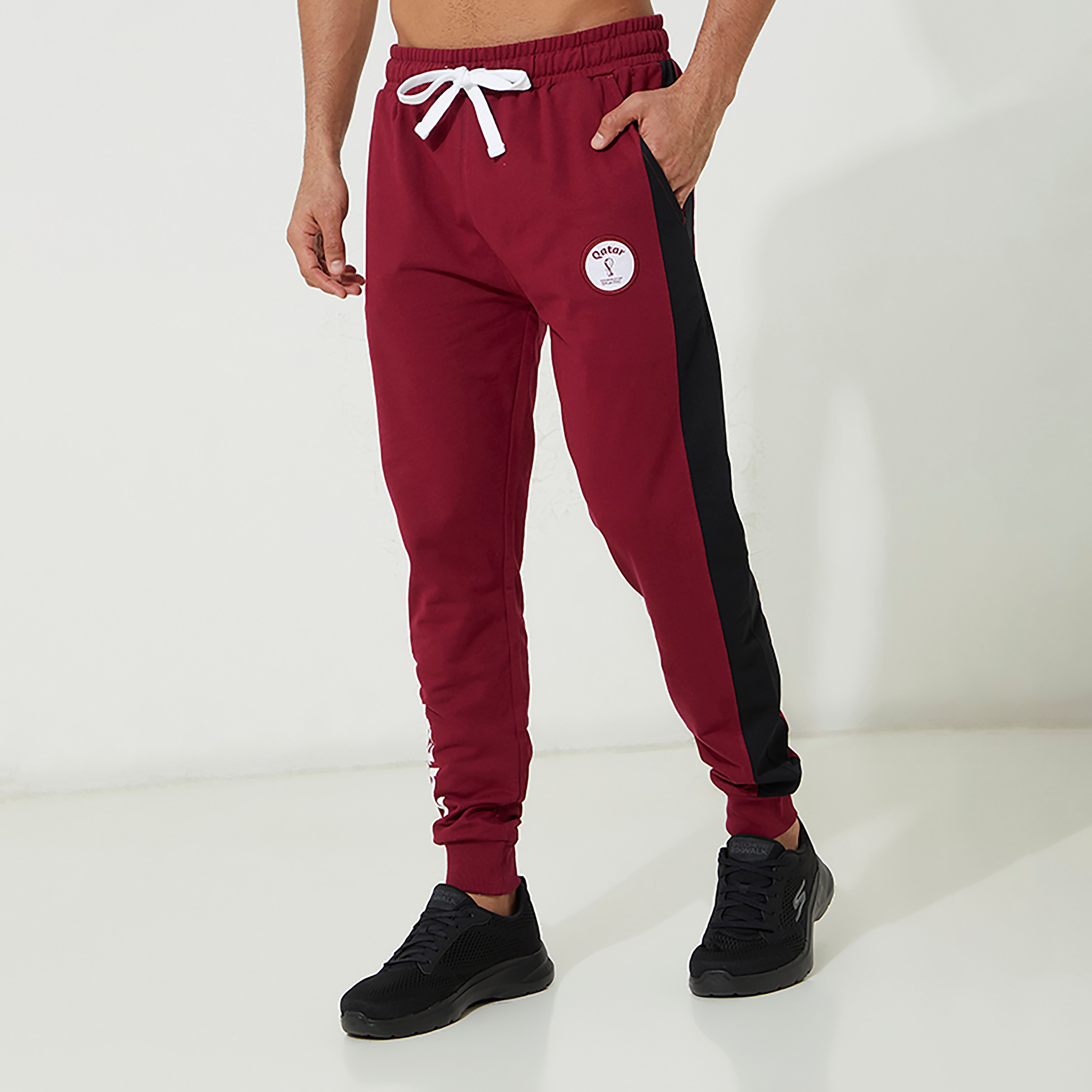 جوغرز ايروبوستال رجالي مطبوع برباط بورجوندي وجيوب مائلة-men-clothing-sportswearandactivewear-bottoms-image-1