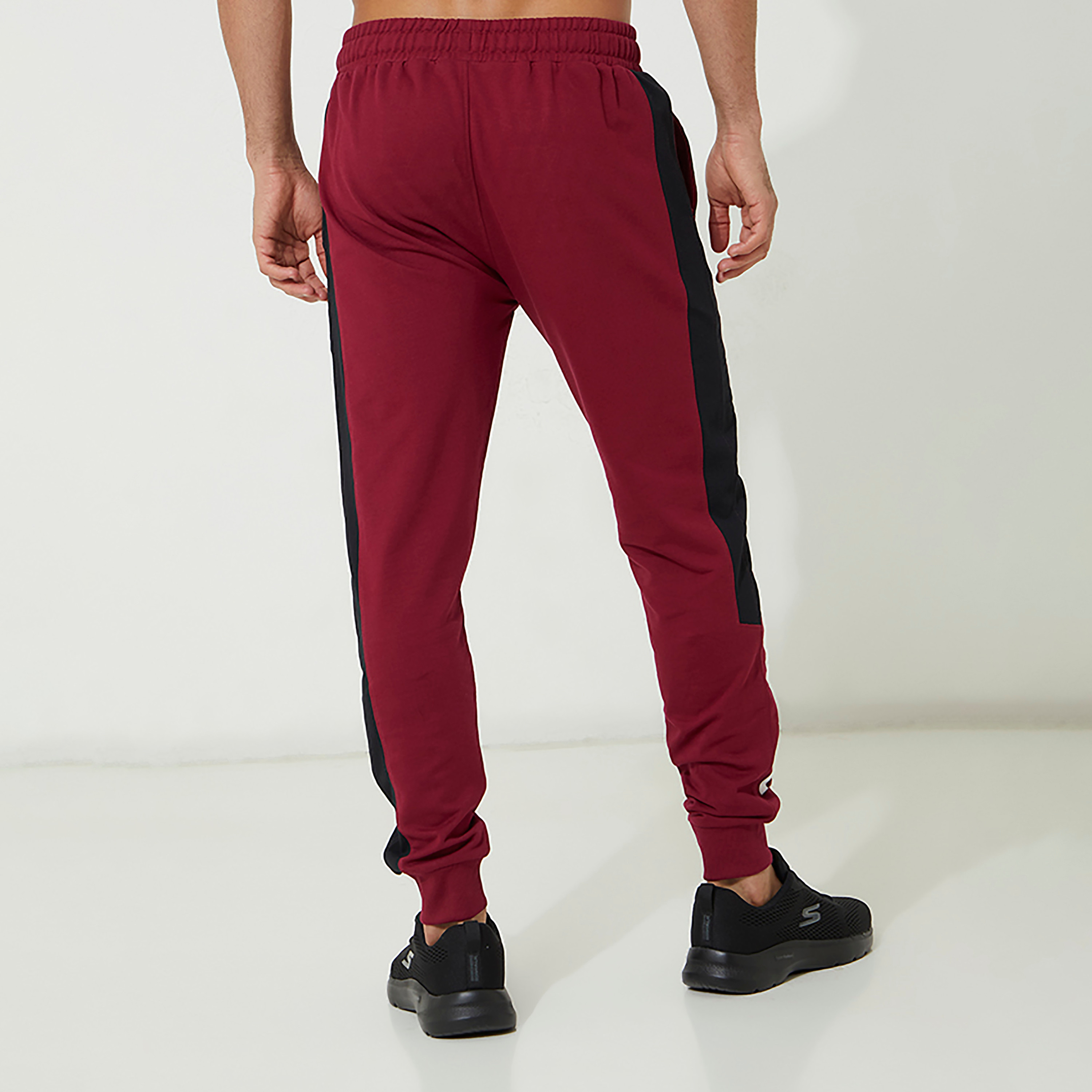 جوغرز ايروبوستال رجالي مطبوع برباط بورجوندي وجيوب مائلة-men-clothing-sportswearandactivewear-bottoms-image-2