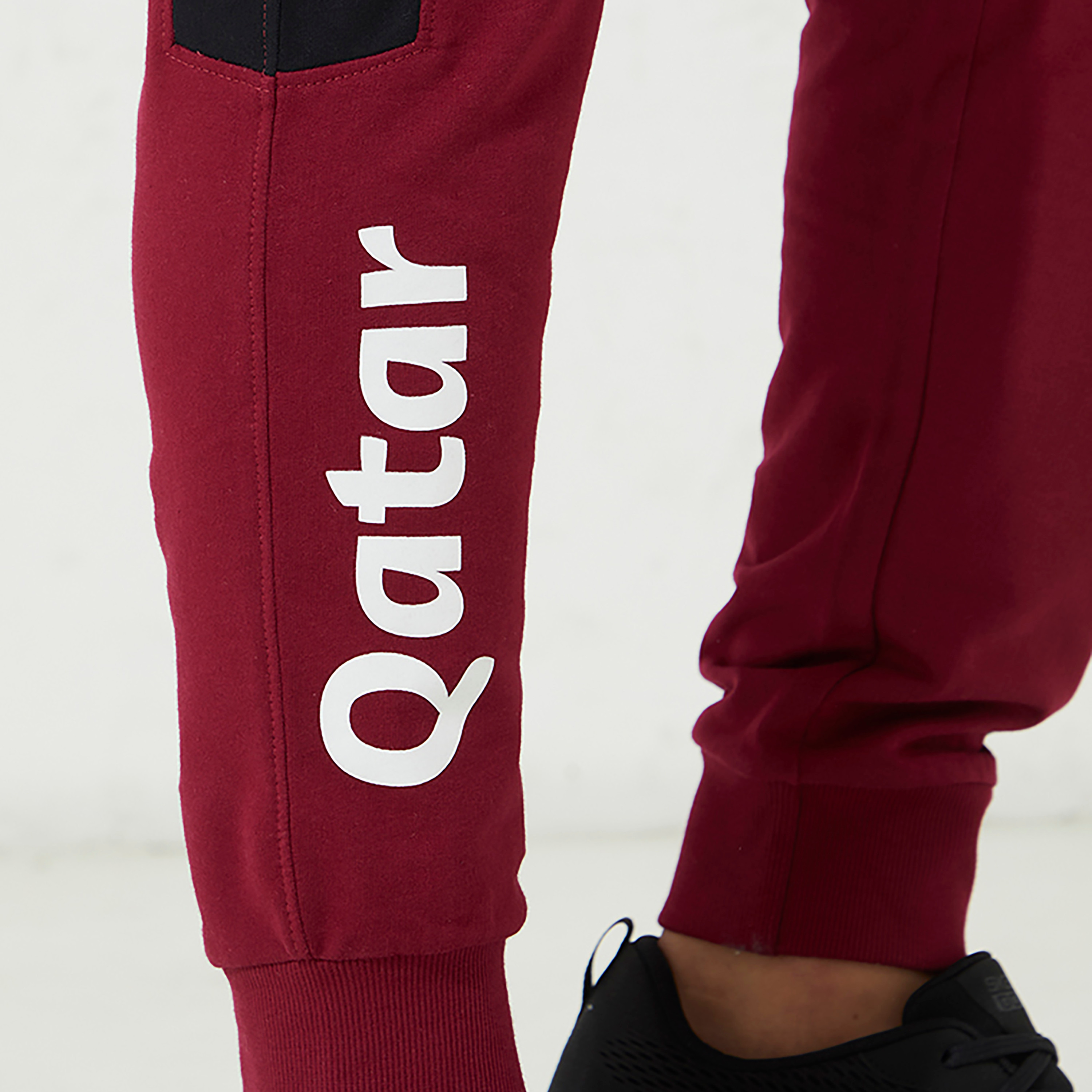 جوغرز ايروبوستال رجالي مطبوع برباط بورجوندي وجيوب مائلة-men-clothing-sportswearandactivewear-bottoms-image-3