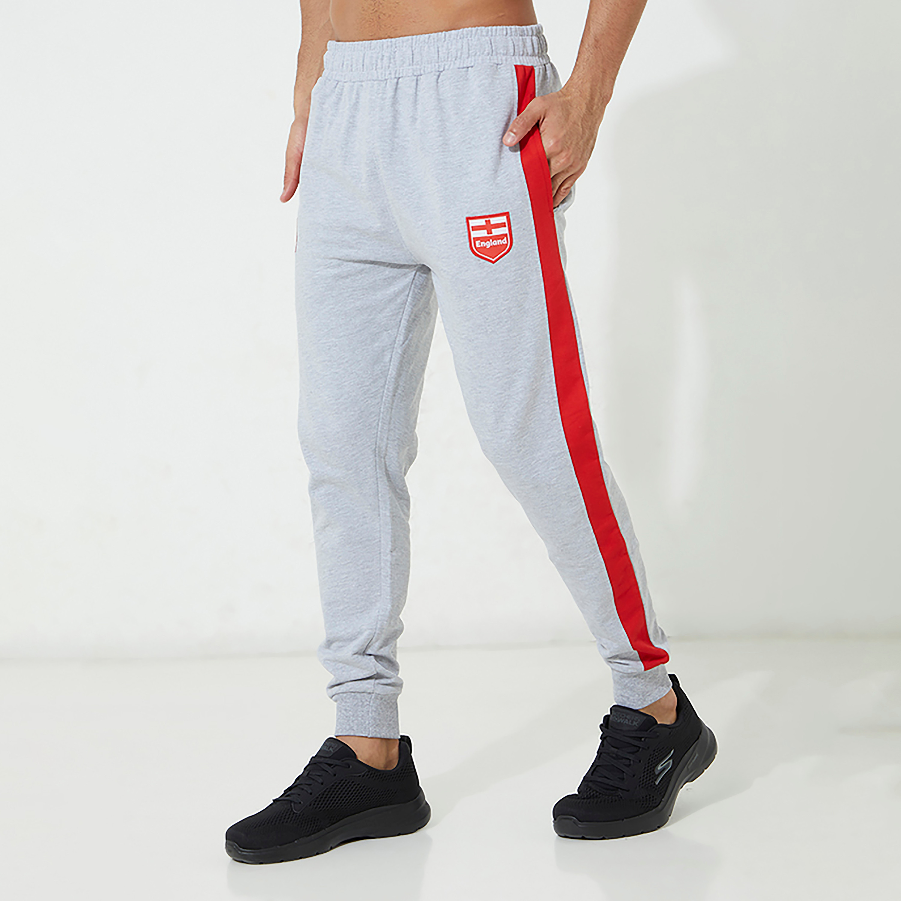 جوغرز ايروبوستال رجالي بشعار رمادي مطبوع وجيوب مائلة-men-clothing-sportswearandactivewear-bottoms-image-1