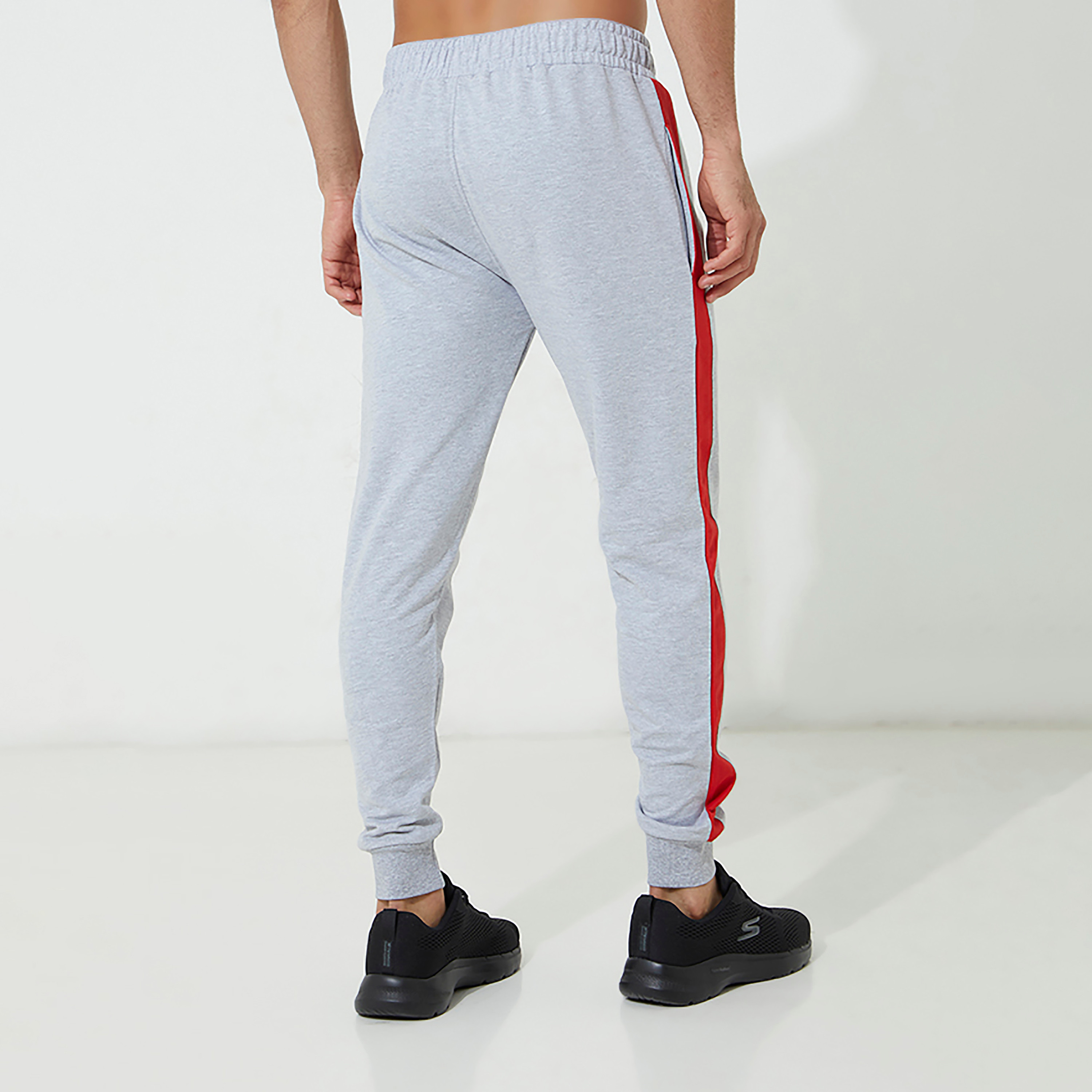 جوغرز ايروبوستال رجالي بشعار رمادي مطبوع وجيوب مائلة-men-clothing-sportswearandactivewear-bottoms-image-2