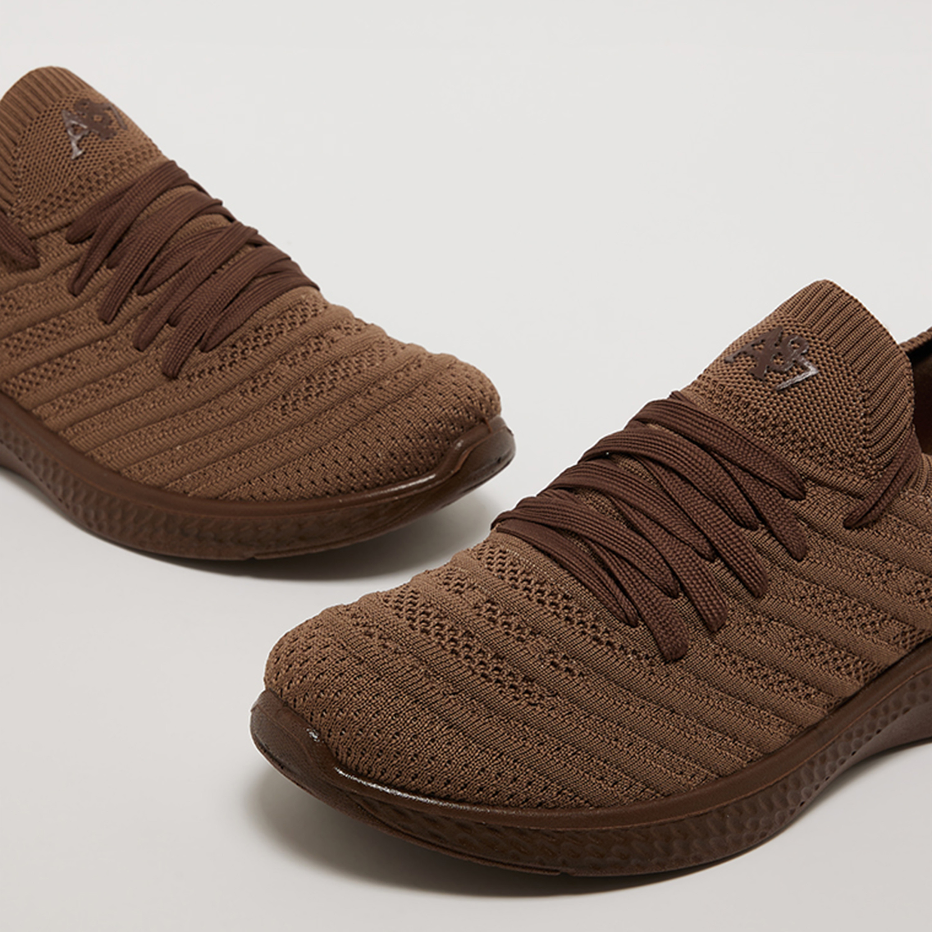 حذاء رياضي منخفض الكاحل بأربطة من ايروبوستال للرجال | AR73465929S24-men-shoes-sneakers-image-10