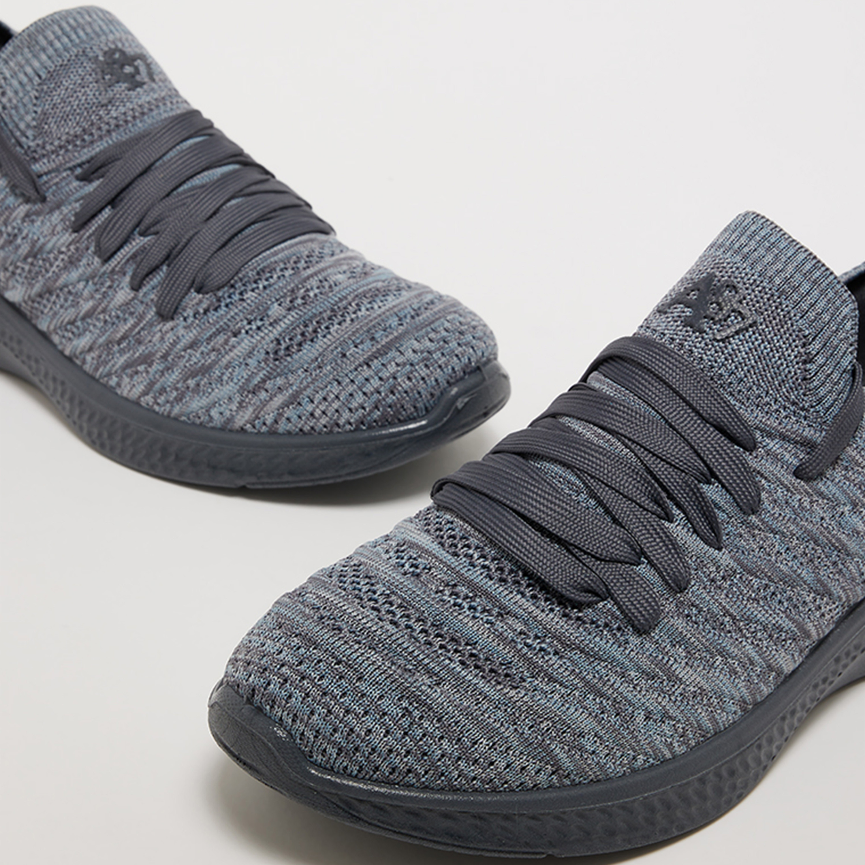 حذاء رياضي منخفض الكاحل بأربطة من ايروبوستال للرجال | AR73465929S24-men-shoes-sneakers-image-15