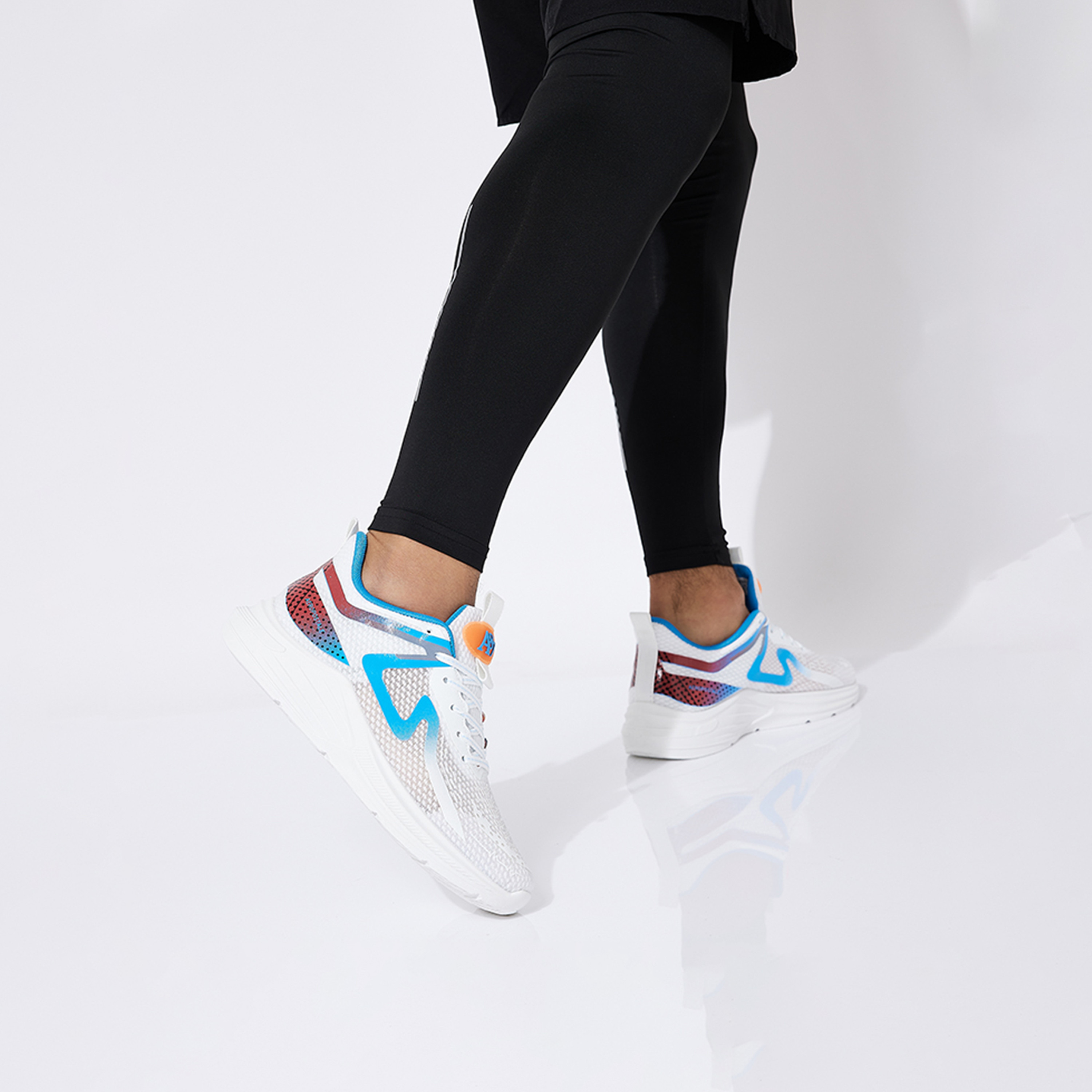 سنيكرز إيروبوستال للرجال مع رباط برقبة منخفضة | AR73466036S24-men-shoes-sneakers-image-6