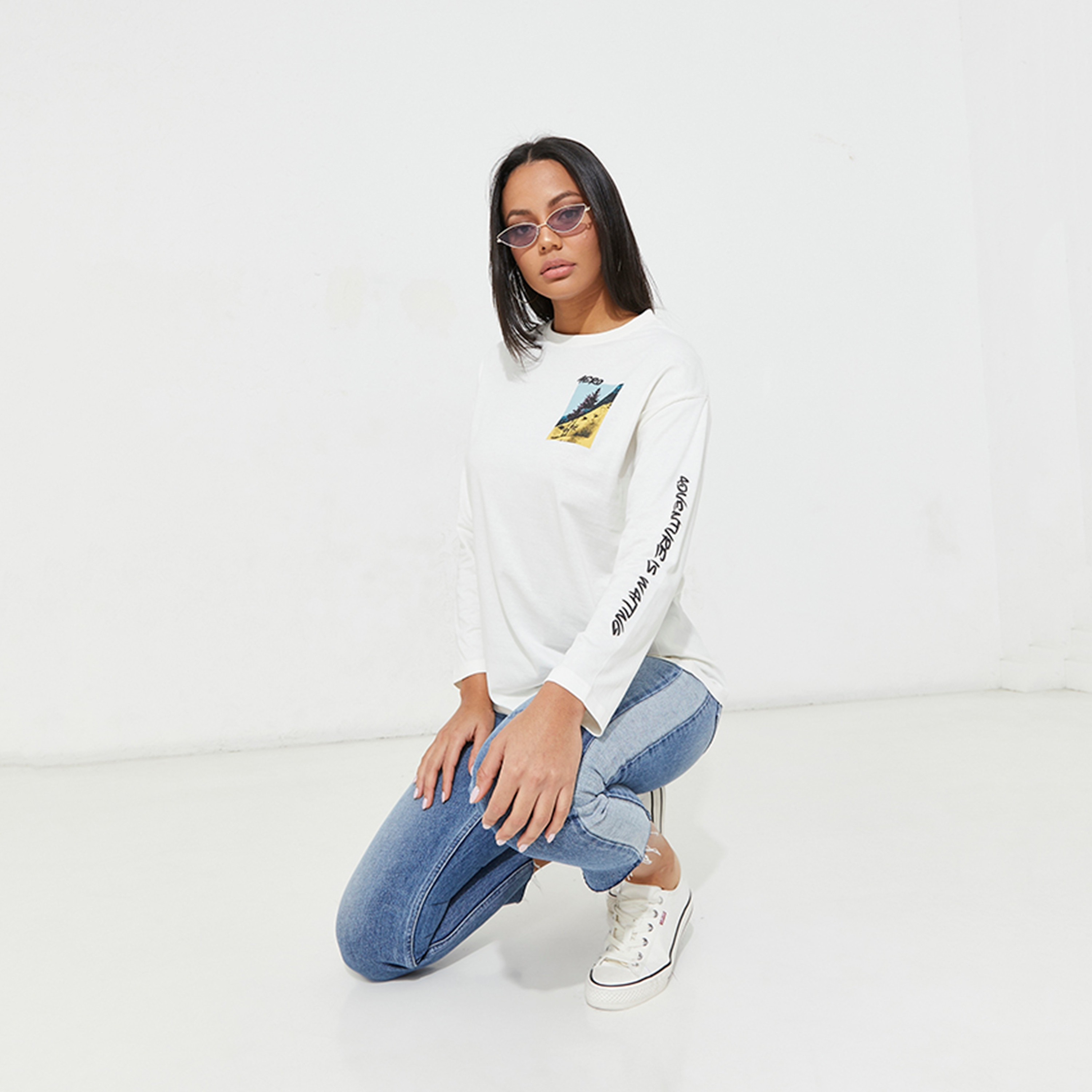 تي شيرت نسائي بأكمام طويلة وياقة دائرية وطبعة رسومات من أيروبوستال-women-clothing-tshirts-image-6