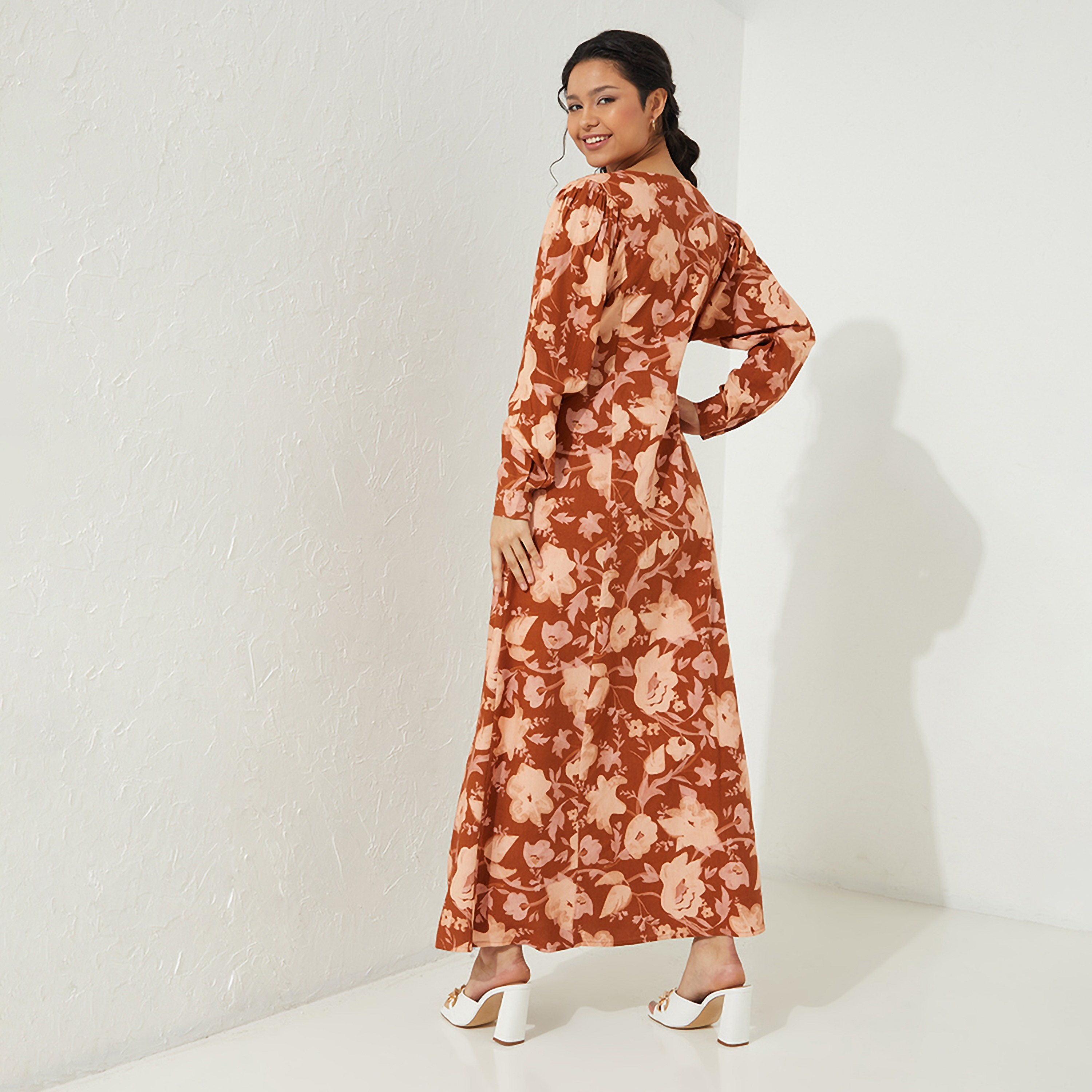 فستان ماكسي ملفوف برقبة على شكل فى مع مطبوع من إيروبوستال-women-clothing-dresses-image-8