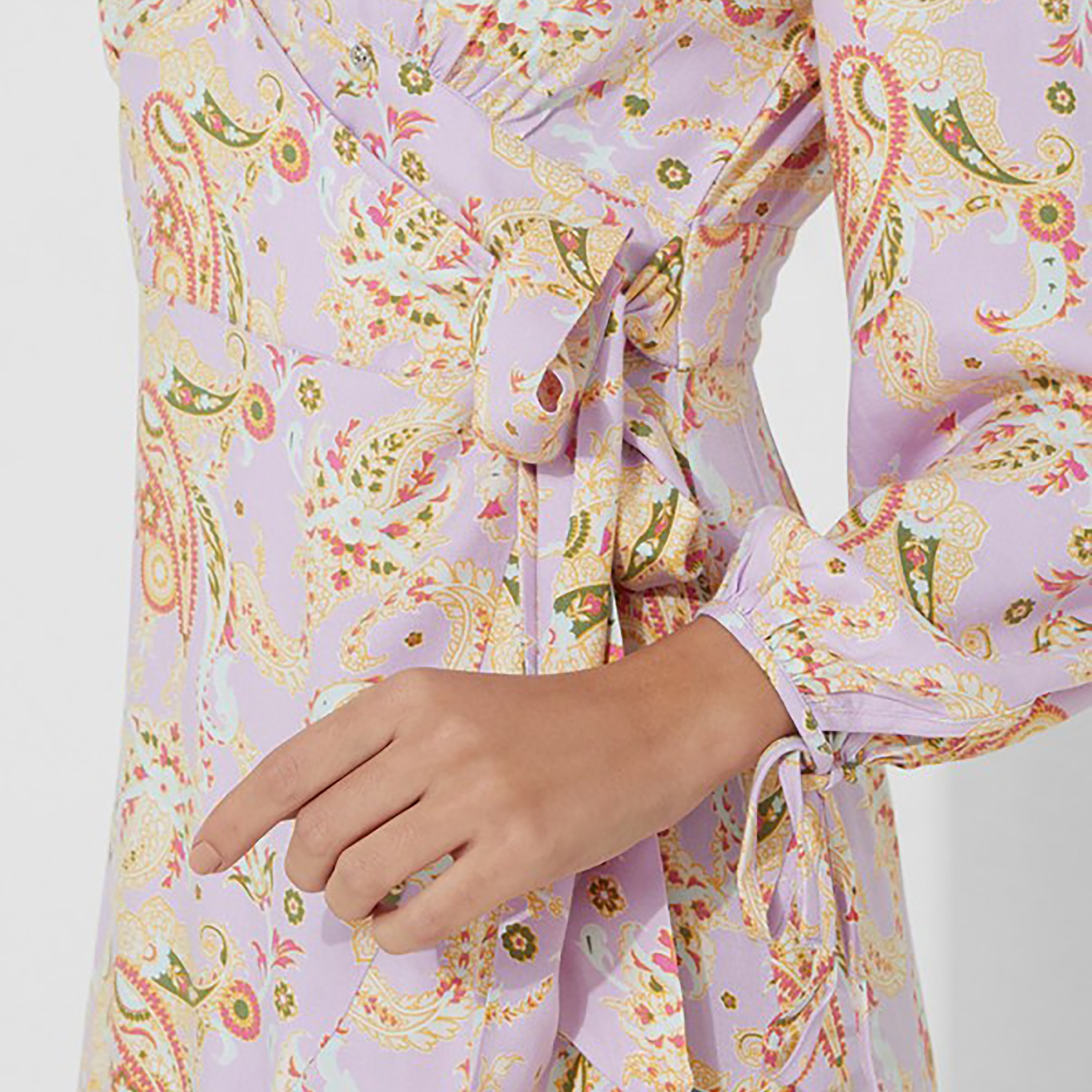 فستان ماكسي ملفوف برقبة على شكل فى مع طبعات بيزلي من إيروبوستال-women-clothing-dresses-image-3