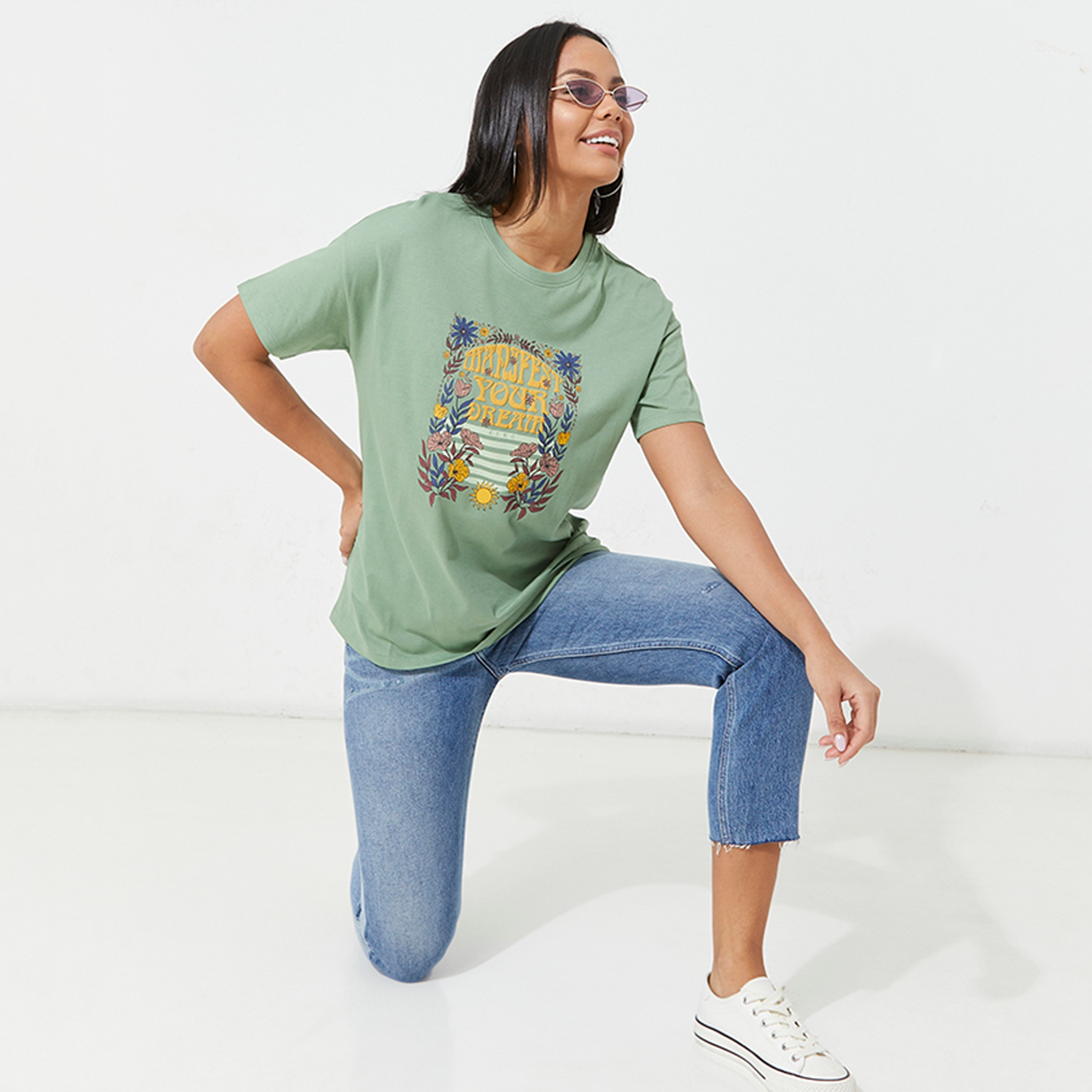تي شيرت نسائي بطبعة رسومات زهرية ورقبة دائرية وأكمام قصيرة من أيروبوستال-women-clothing-tshirts-image-2