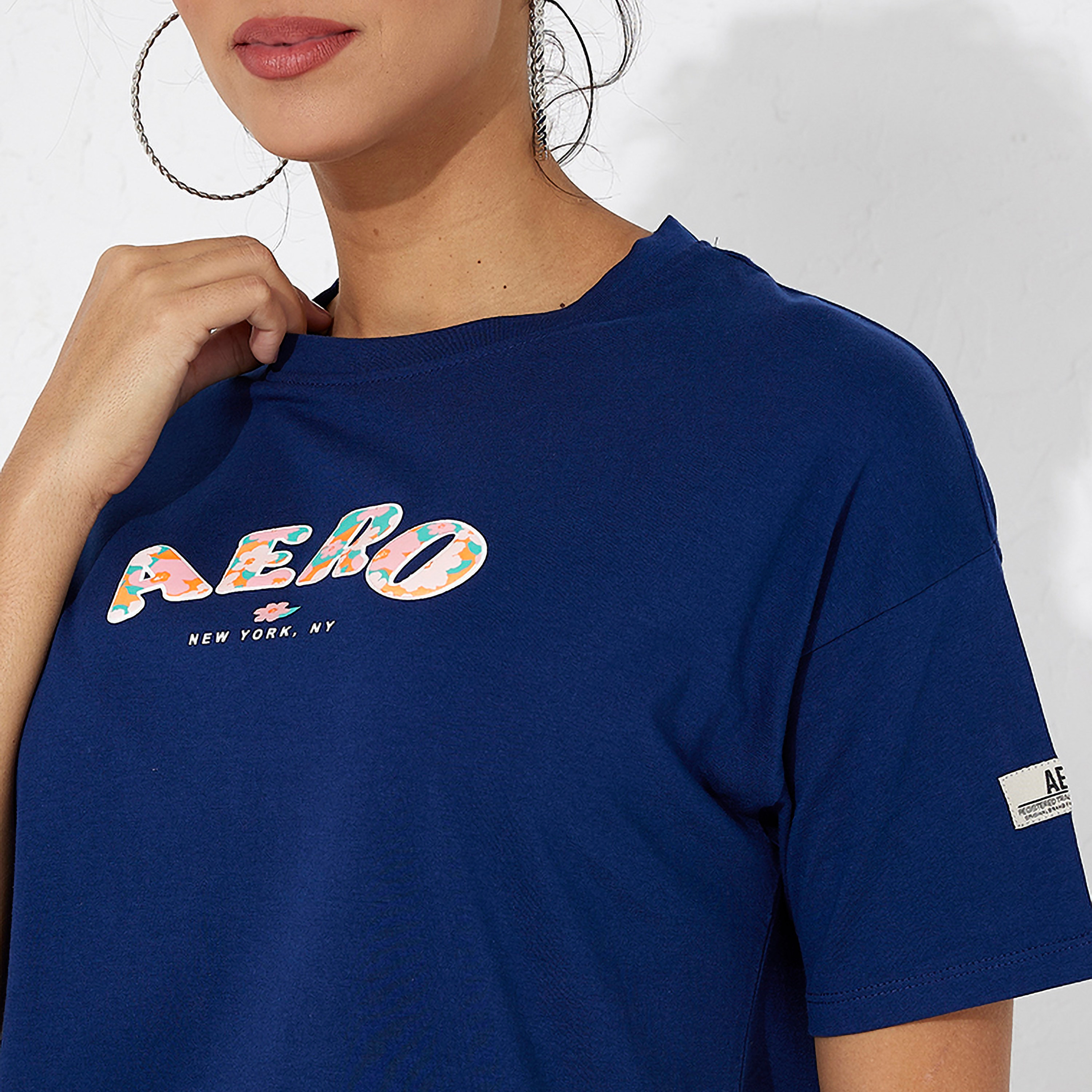 تي شيرت نسائي بأكمام قصيرة وياقة دائرية وشعار من أيروبوستال-women-clothing-tshirts-image-3