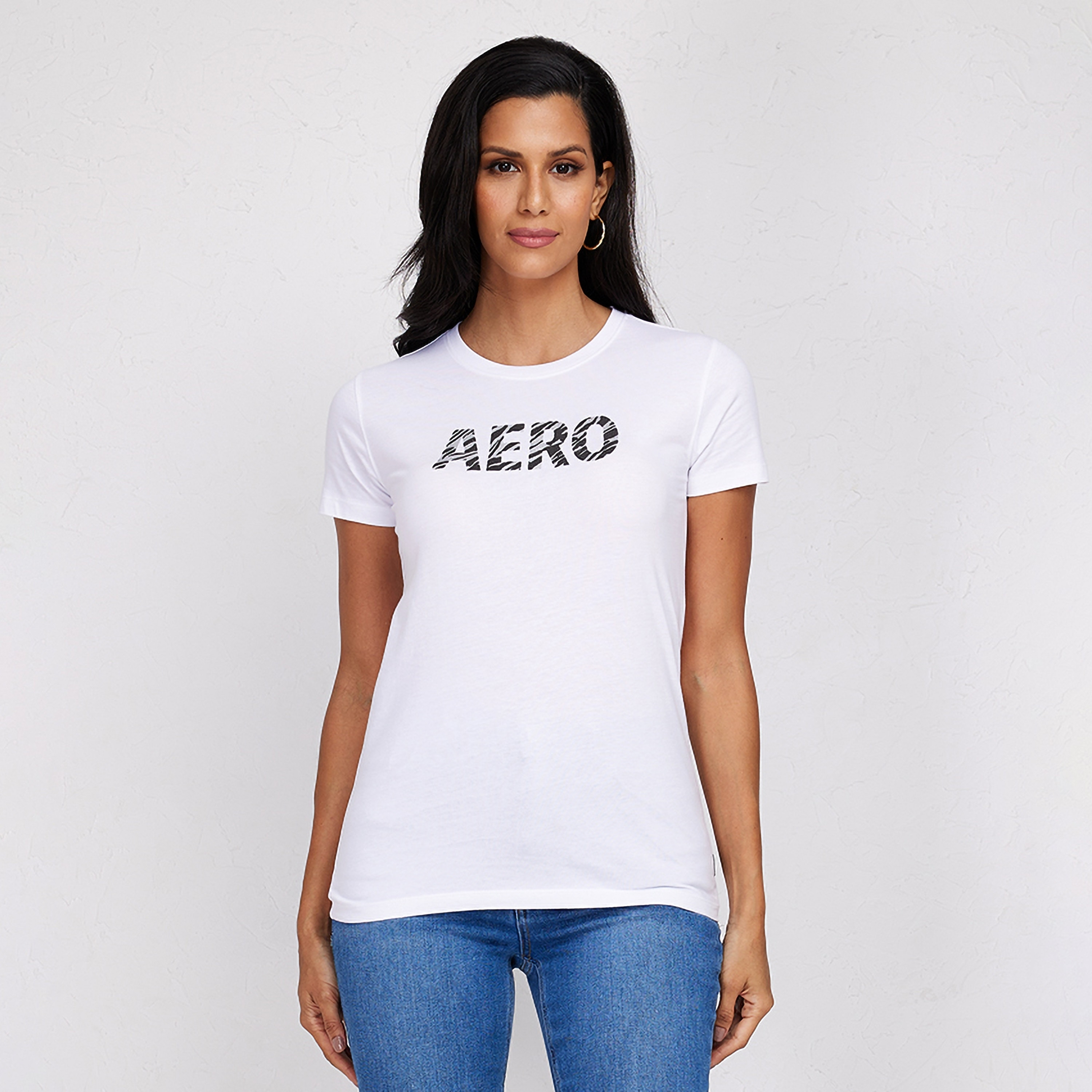 تي شيرت نسائي بأكمام قصيرة ورقبة دائرية وشعار جرافيكي من أيروبوستال-women-clothing-tshirts-image-1