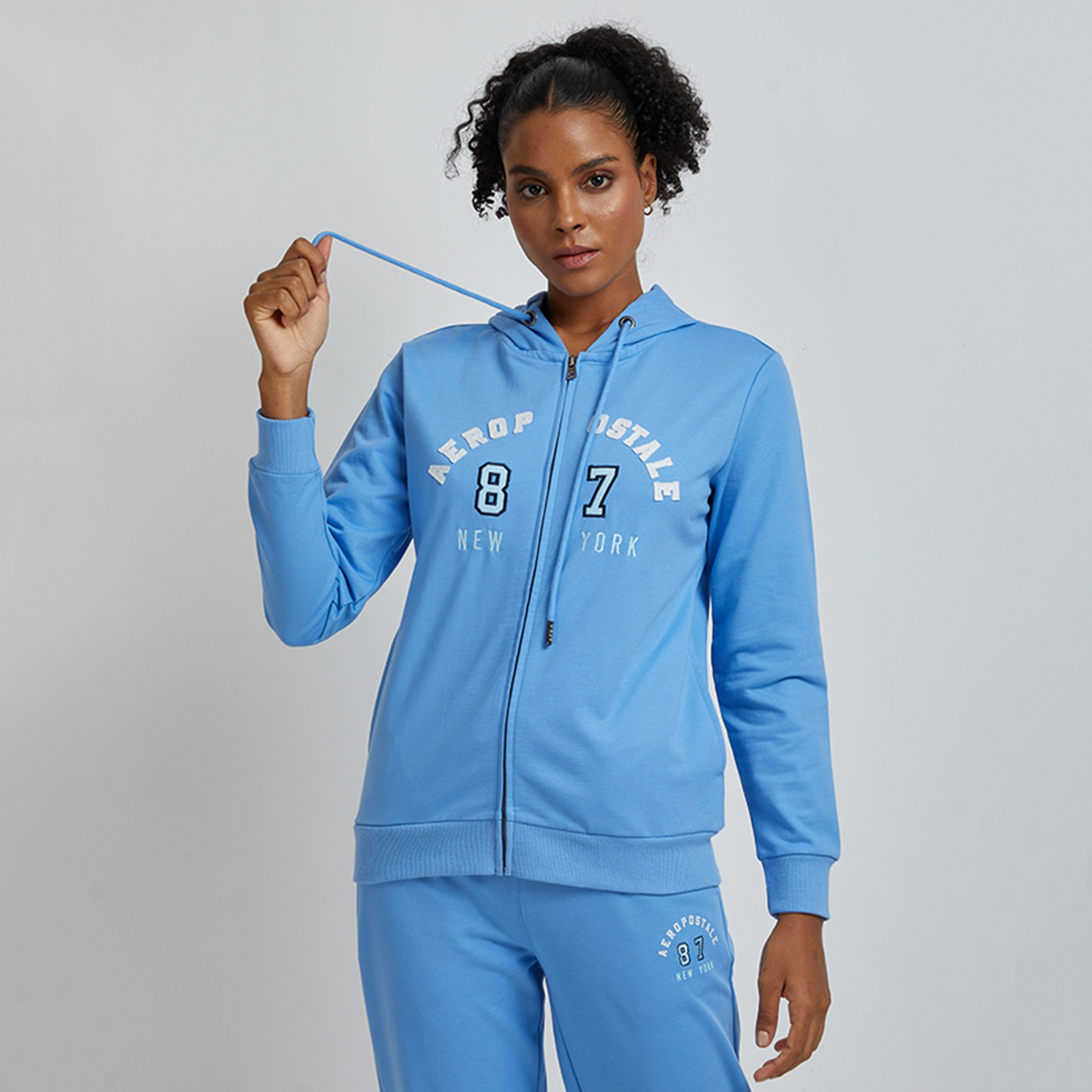 بلوزة نسائية بغطاء رأس وسحاب وأكمام طويلة مزينة بشعار من أيروبوستال-women-clothing-hoodiesandsweatshirts-hoodies-image-1