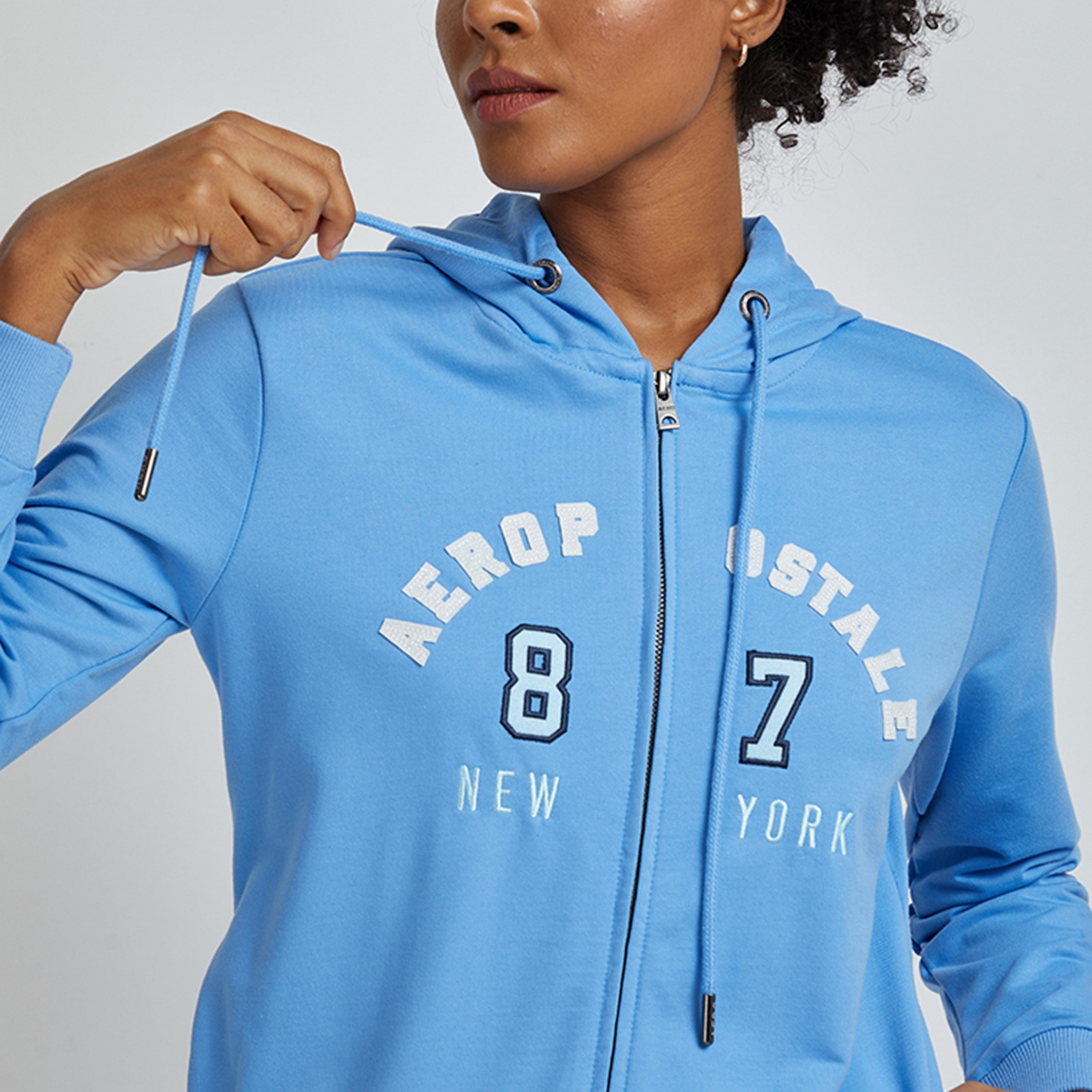بلوزة نسائية بغطاء رأس وسحاب وأكمام طويلة مزينة بشعار من أيروبوستال-women-clothing-hoodiesandsweatshirts-hoodies-image-3