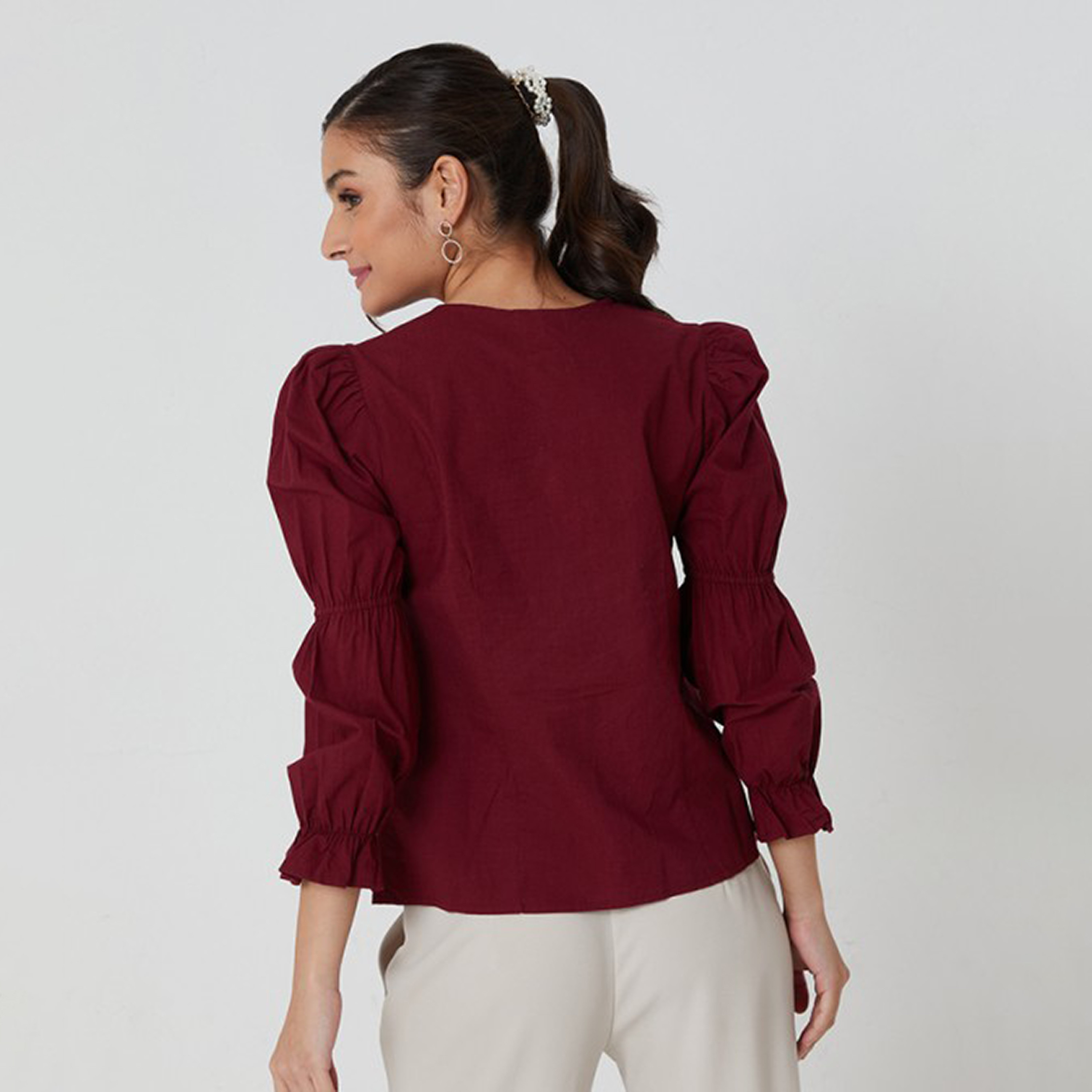 توب نسائي بأكمام منفوخة من آيروبوستيل-women-clothing-shirtsandblouses-blouses-image-4