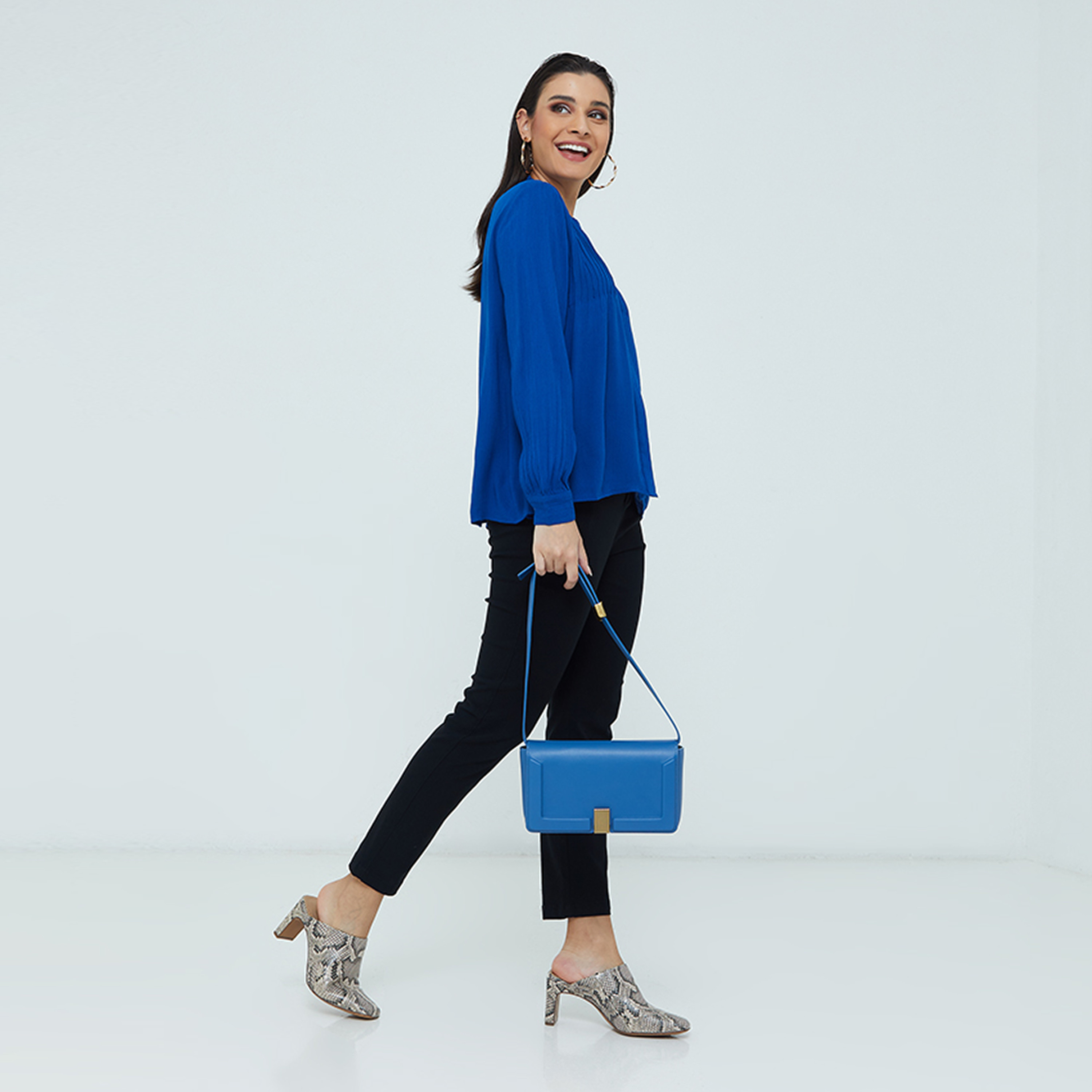توب نسائي بياقة بكشكشة وتفاصيل ثنيات أمامية من آيروبوستيل-women-clothing-shirtsandblouses-blouses-image-2
