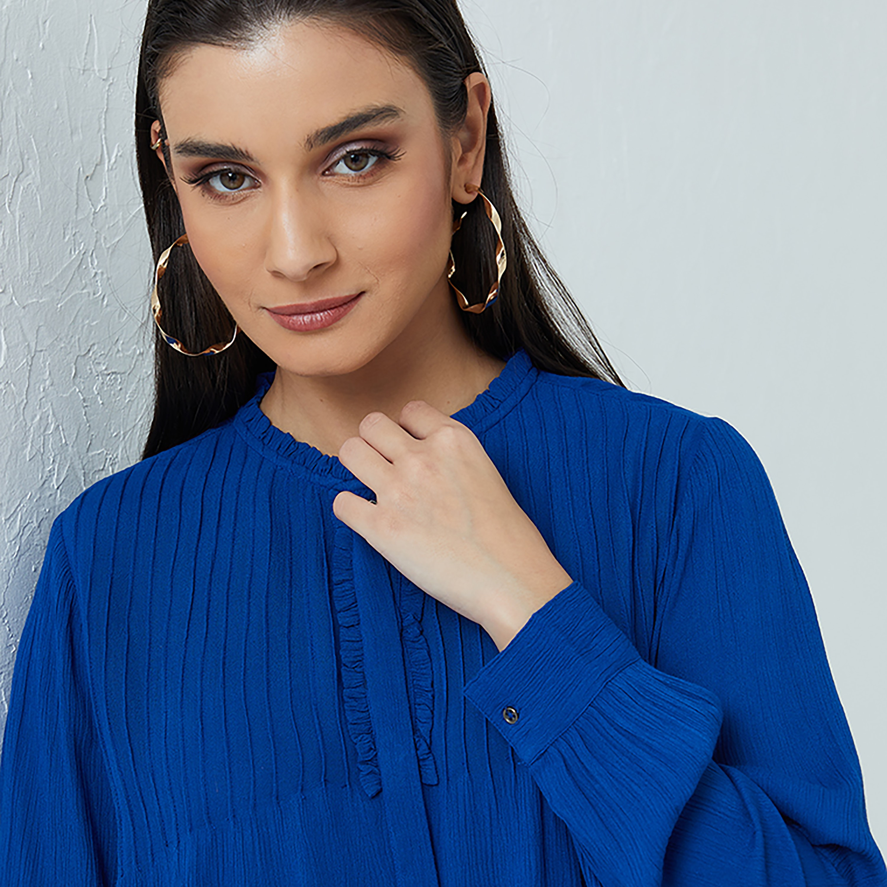 توب نسائي بياقة بكشكشة وتفاصيل ثنيات أمامية من آيروبوستيل-women-clothing-shirtsandblouses-blouses-image-3