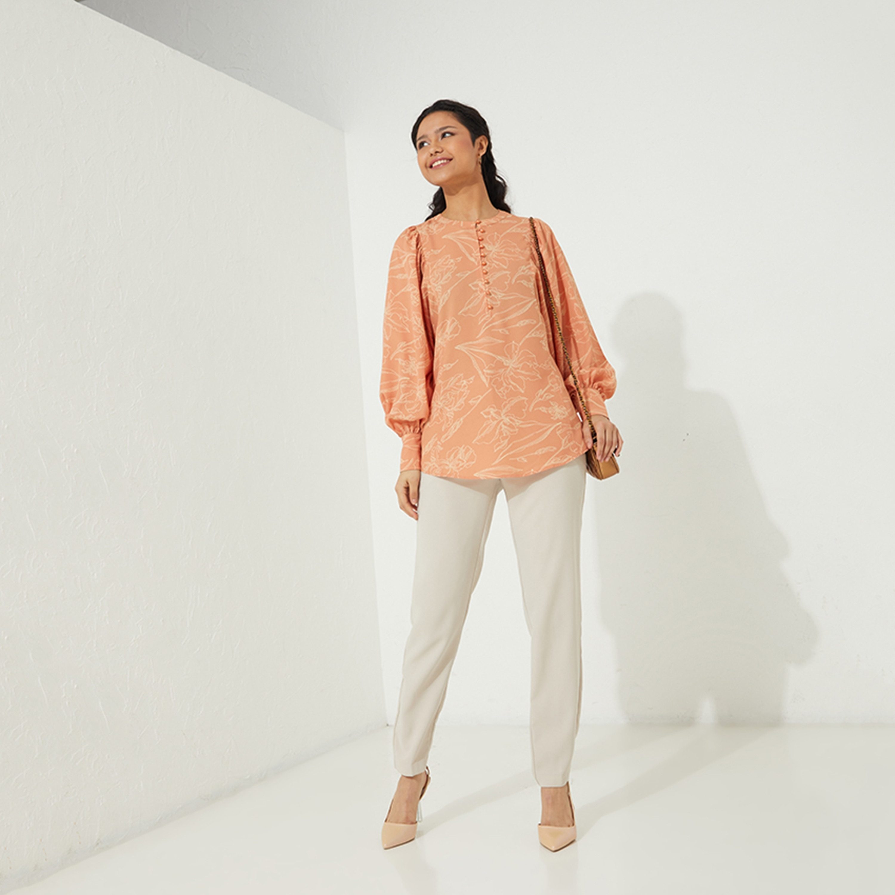 بلوزة نسائية بأكمام منفوخة وطبعة زهور من أيروبوستال-women-clothing-shirtsandblouses-blouses-image-6
