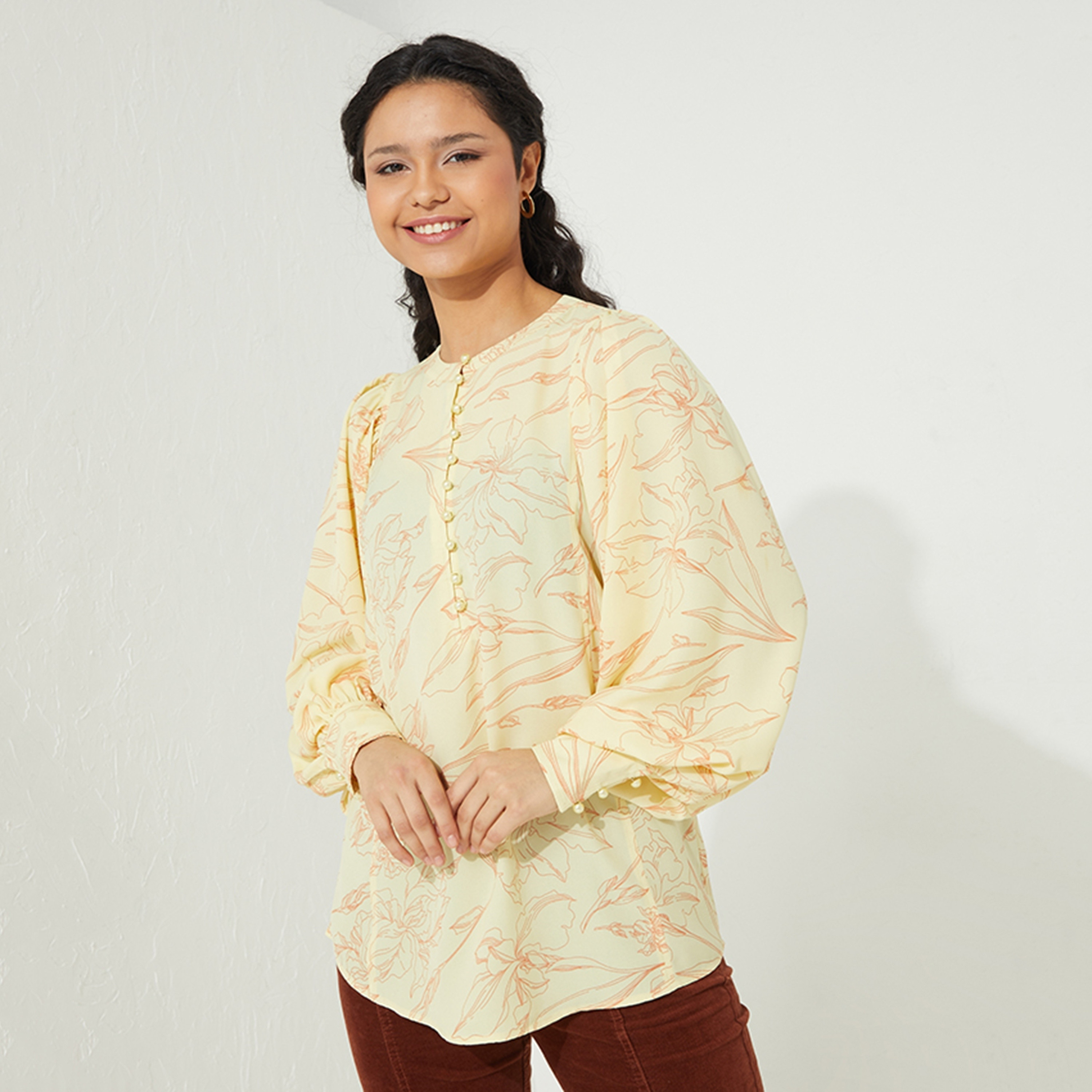 بلوزة نسائية بأكمام منفوخة وطبعة زهور من أيروبوستال-women-clothing-shirtsandblouses-blouses-image-1