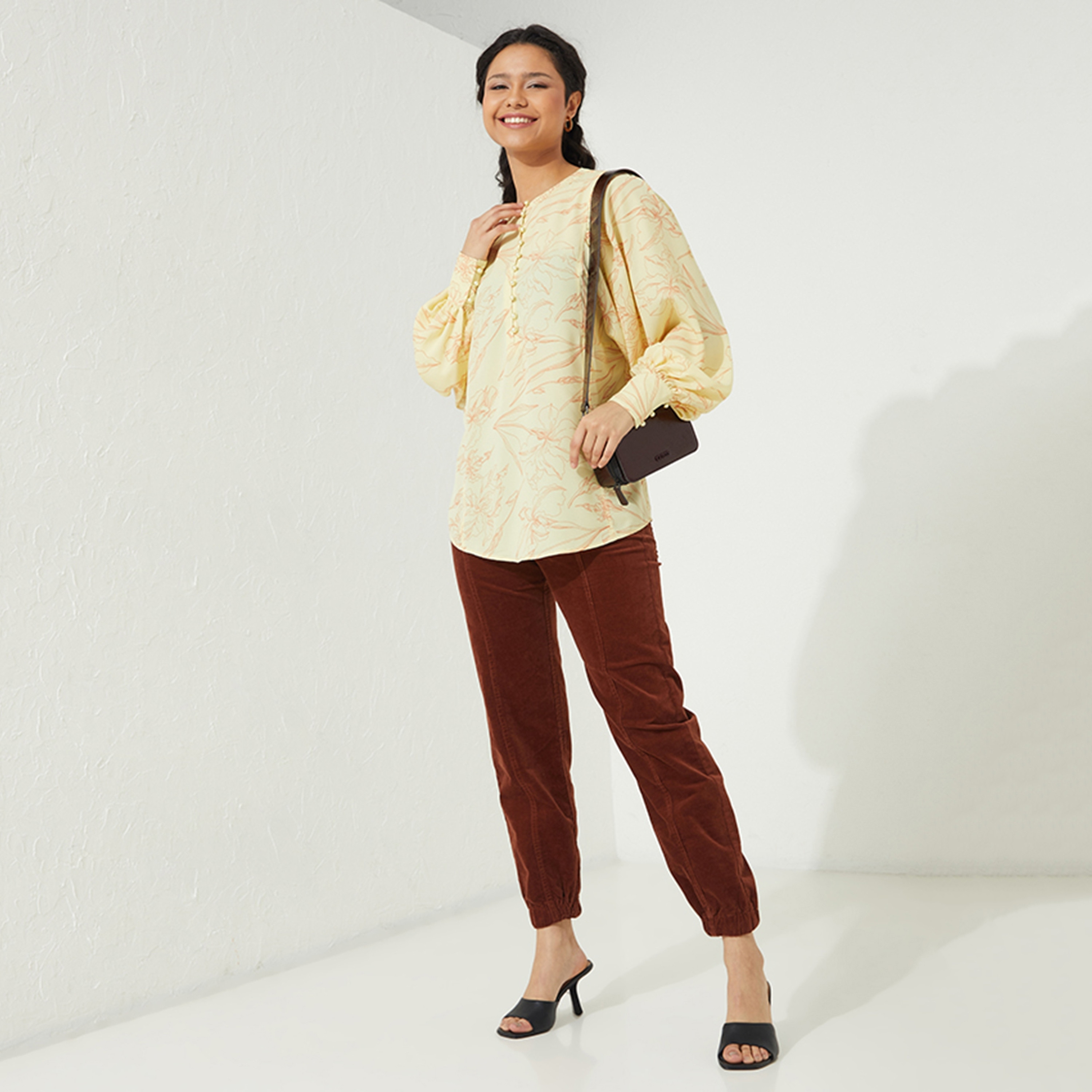 بلوزة نسائية بأكمام منفوخة وطبعة زهور من أيروبوستال-women-clothing-shirtsandblouses-blouses-image-2