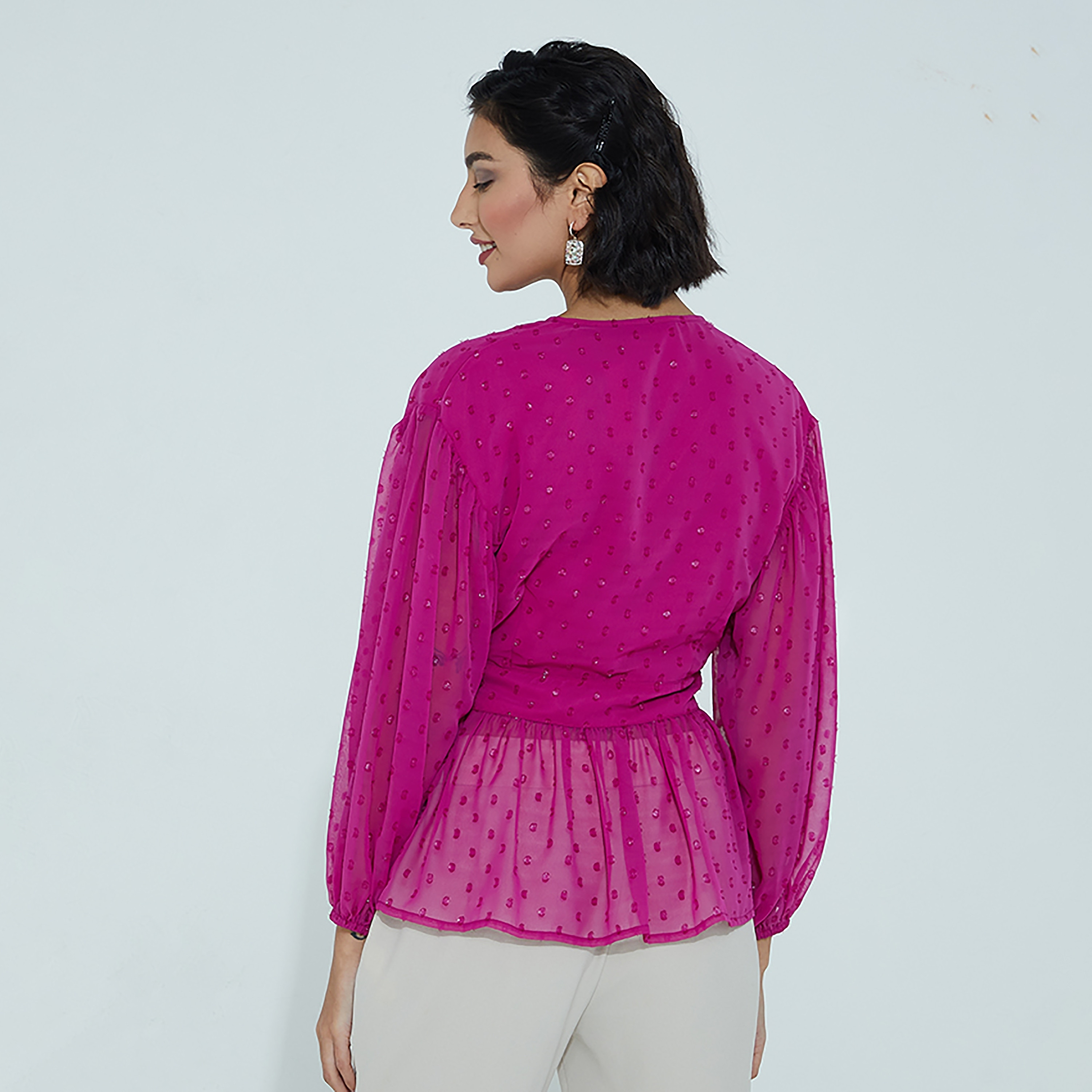 بلوزة نسائية ملفوفة بأكمام منفوخة دوبي ماجينتا من أيروبوستال-women-clothing-shirtsandblouses-blouses-image-5