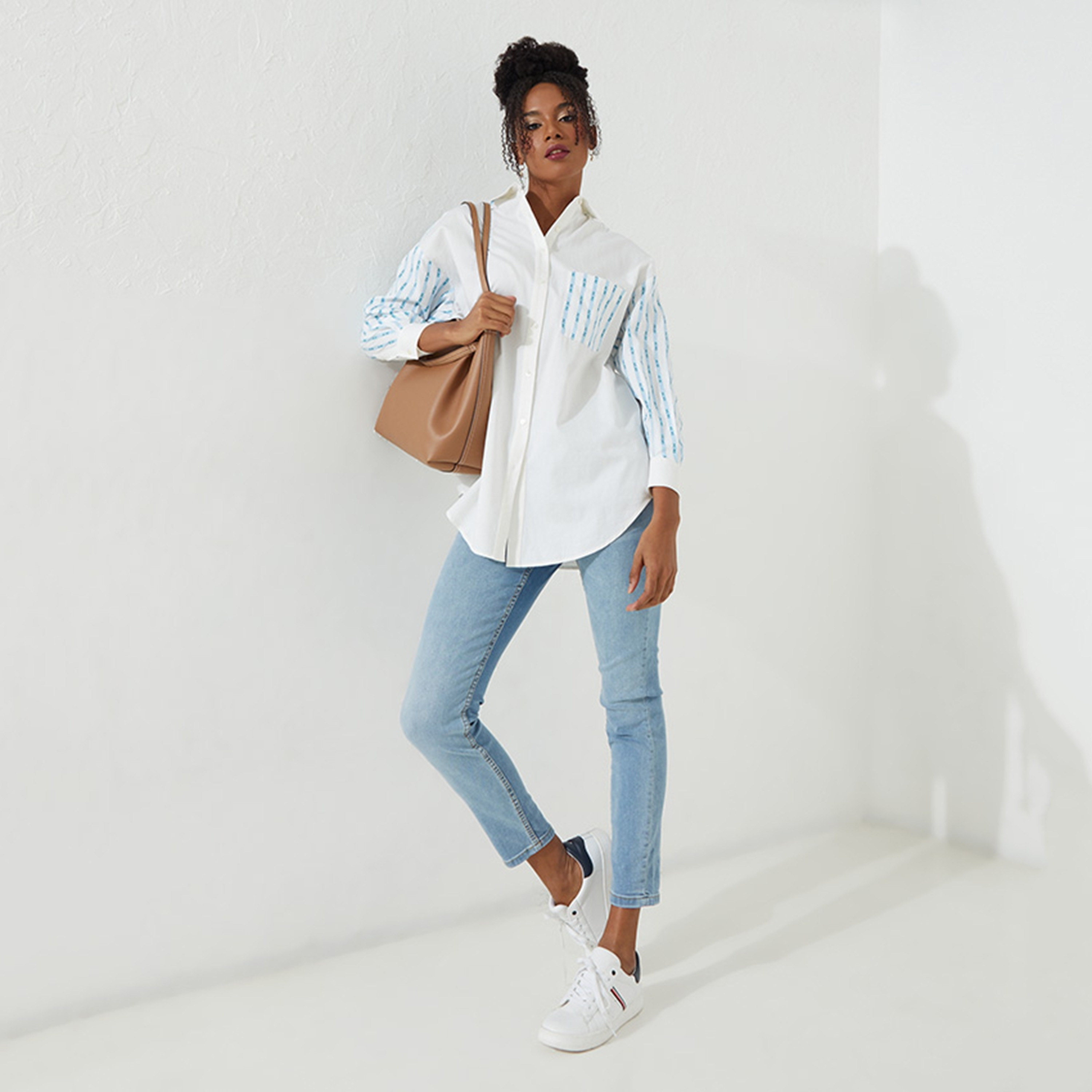 قميص نسائي بطبعة شعار وأكمام متباينة اللون من أيروبوستال-women-clothing-shirtsandblouses-shirts-image-2