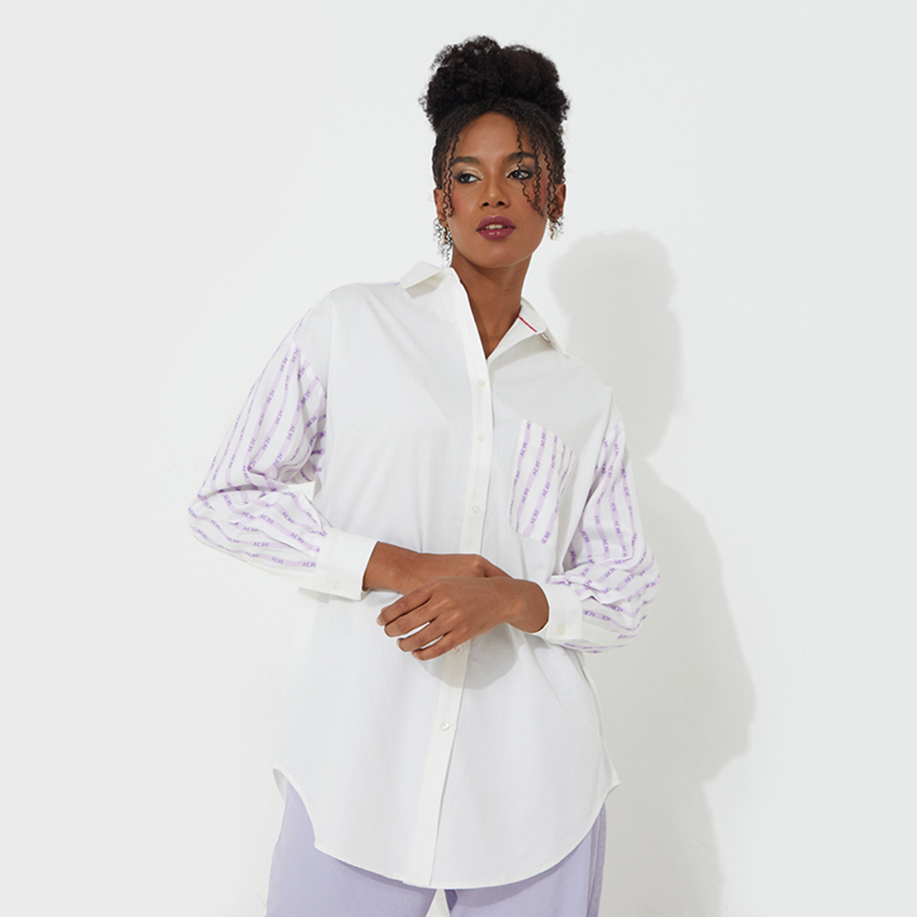 قميص نسائي بطبعة شعار وأكمام متباينة اللون من أيروبوستال-women-clothing-shirtsandblouses-shirts-image-5