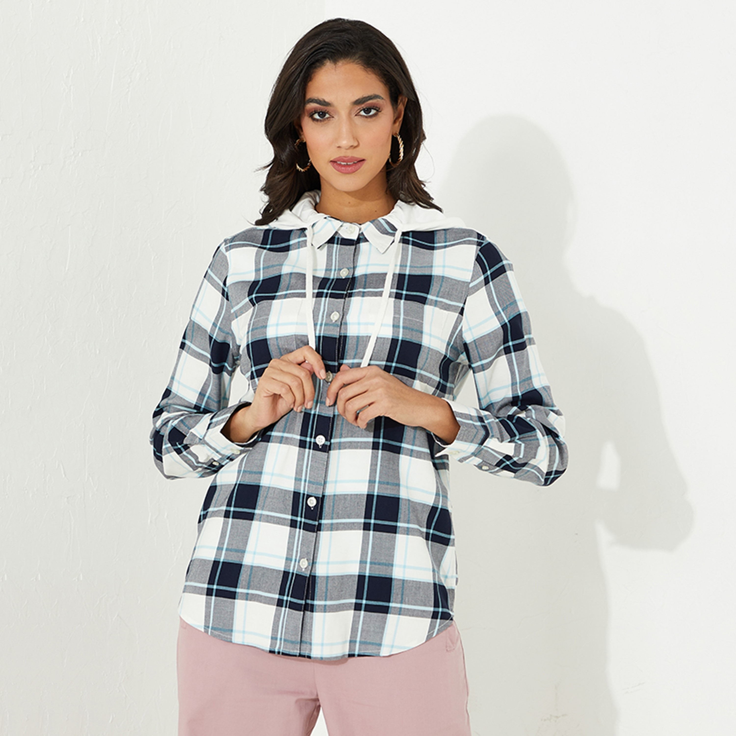 قميص نسائي بنقشة مربعات ورقبة بغطاء رأس وأكمام طويلة من أيروبوستال-women-clothing-shirtsandblouses-shirts-image-1