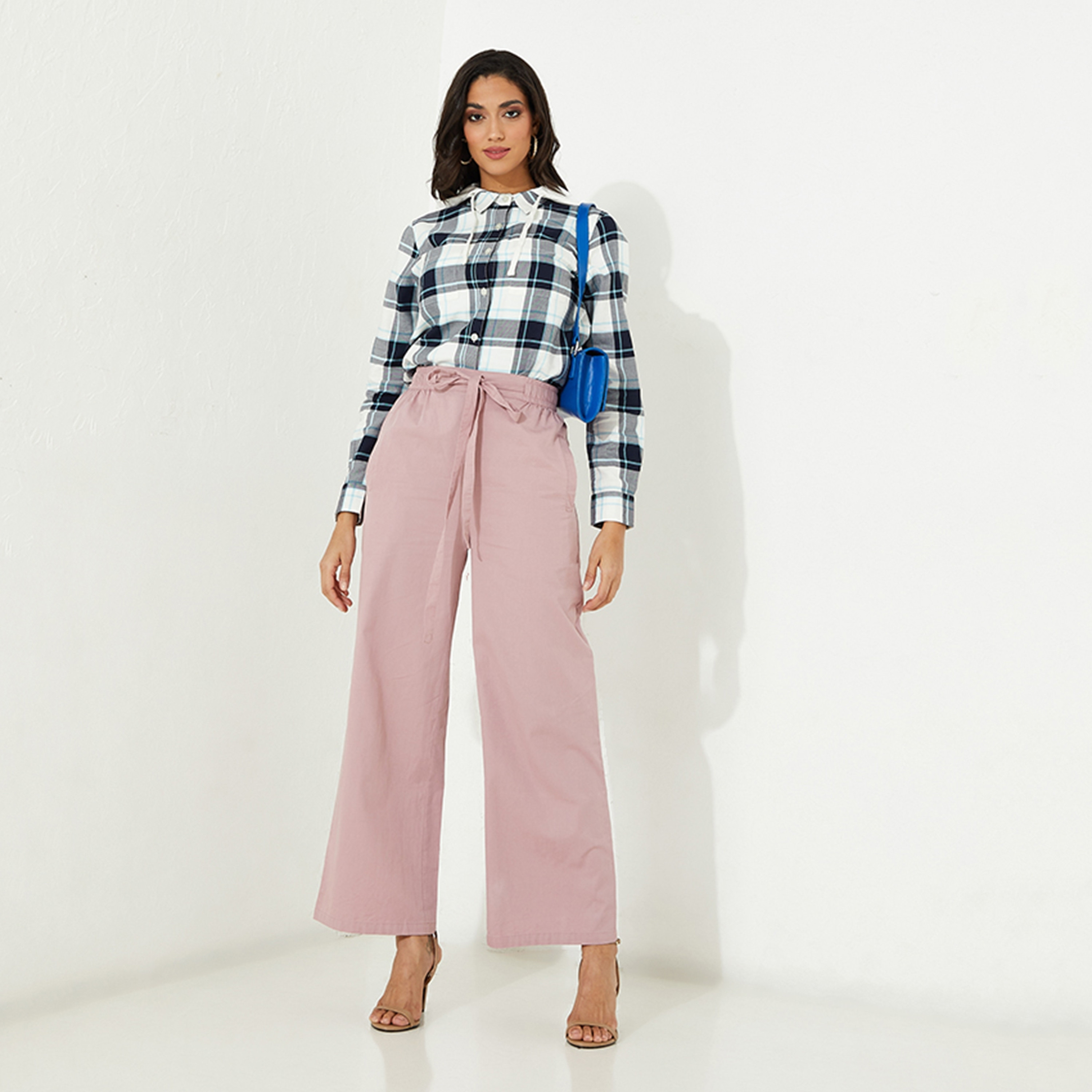 قميص نسائي بنقشة مربعات ورقبة بغطاء رأس وأكمام طويلة من أيروبوستال-women-clothing-shirtsandblouses-shirts-image-2