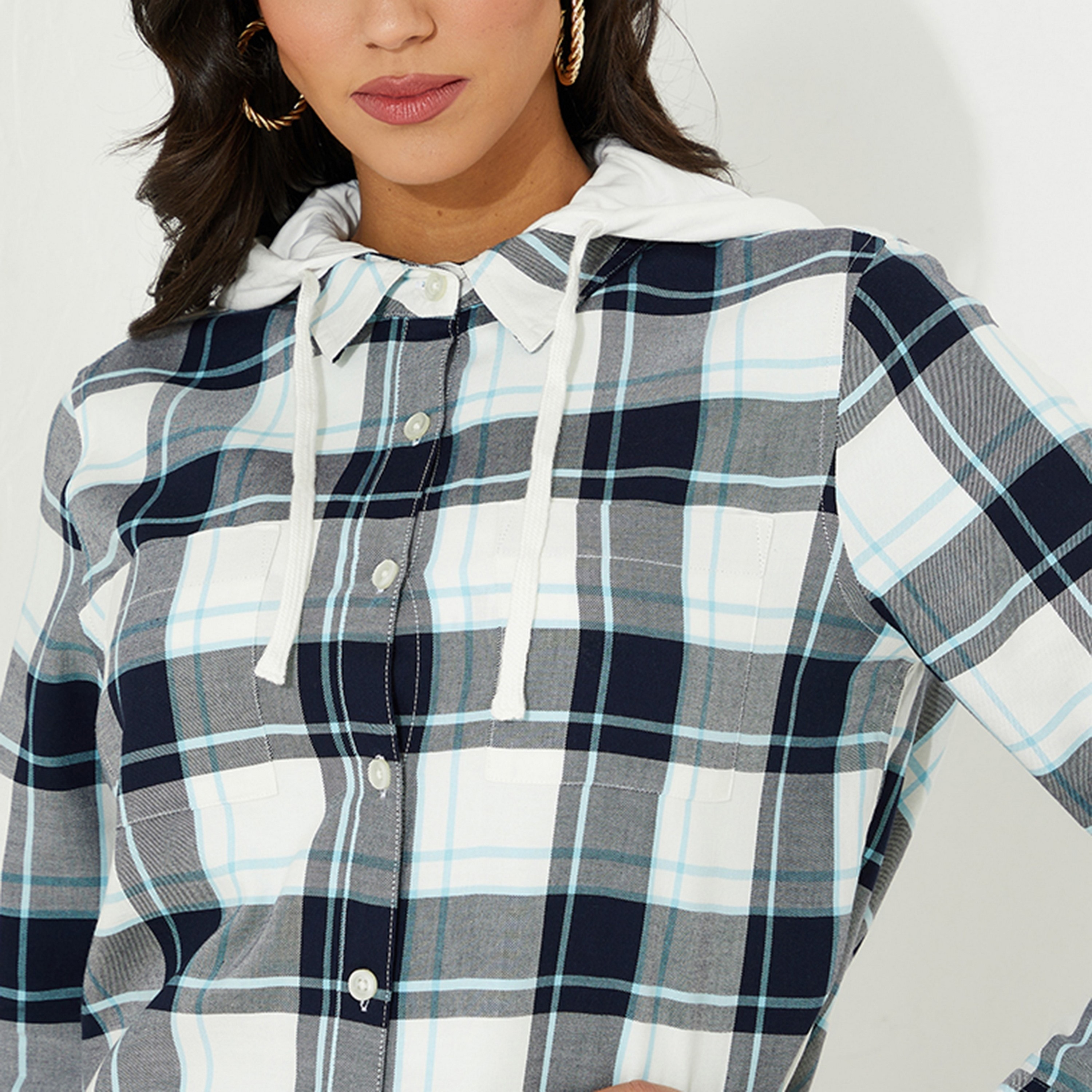 قميص نسائي بنقشة مربعات ورقبة بغطاء رأس وأكمام طويلة من أيروبوستال-women-clothing-shirtsandblouses-shirts-image-3