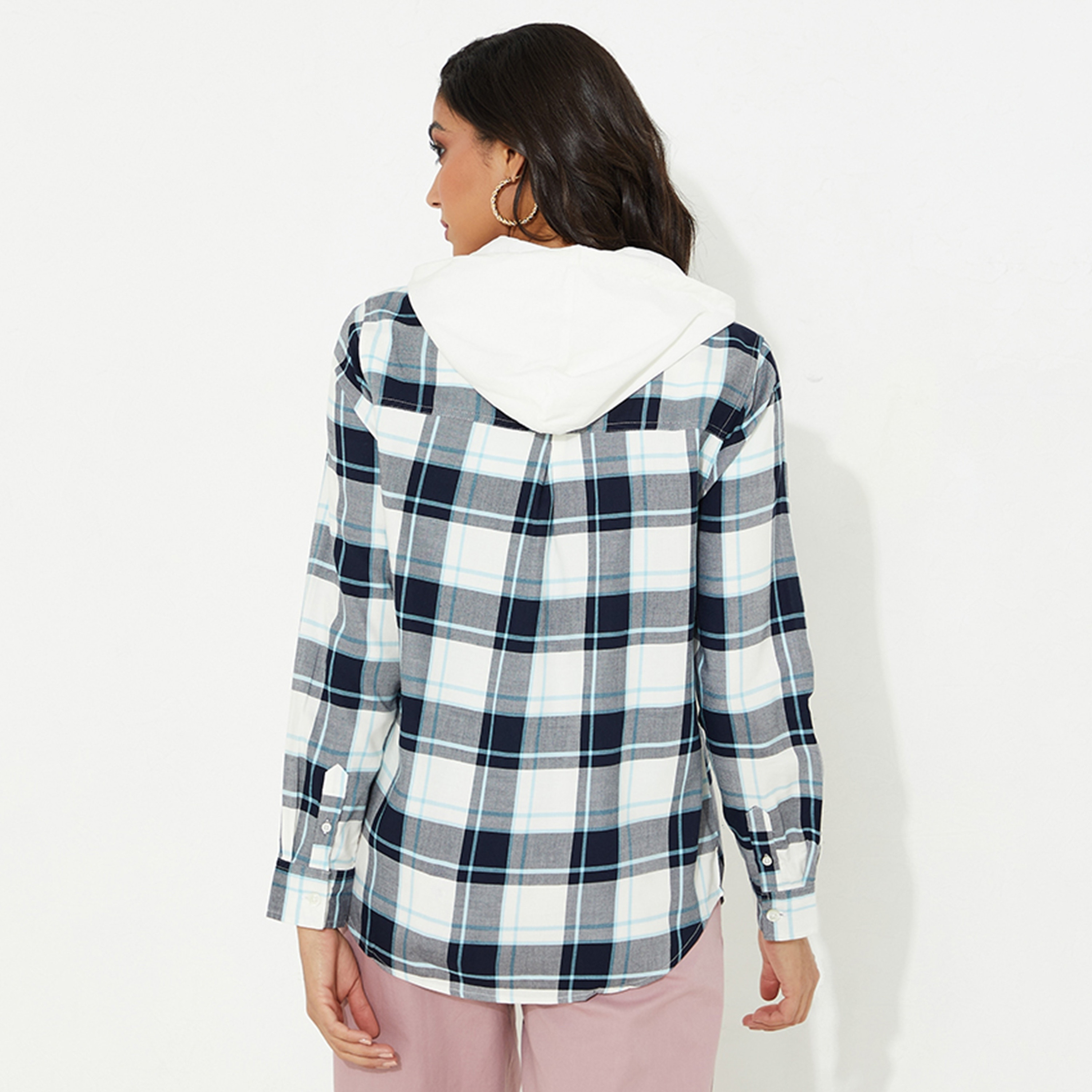 قميص نسائي بنقشة مربعات ورقبة بغطاء رأس وأكمام طويلة من أيروبوستال-women-clothing-shirtsandblouses-shirts-image-4