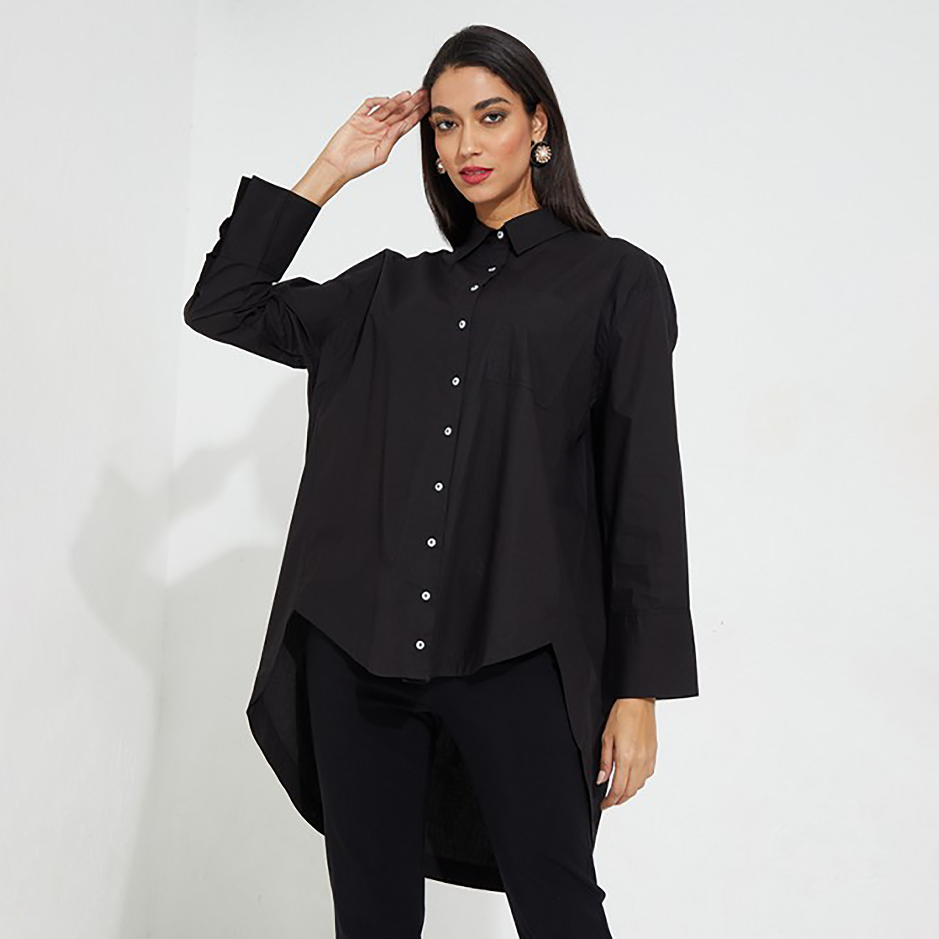 قميص بأكمام طويلة ذات عالية ومنخفضة بياقة سادة من ايروبوستال-women-clothing-shirtsandblouses-blouses-image-1